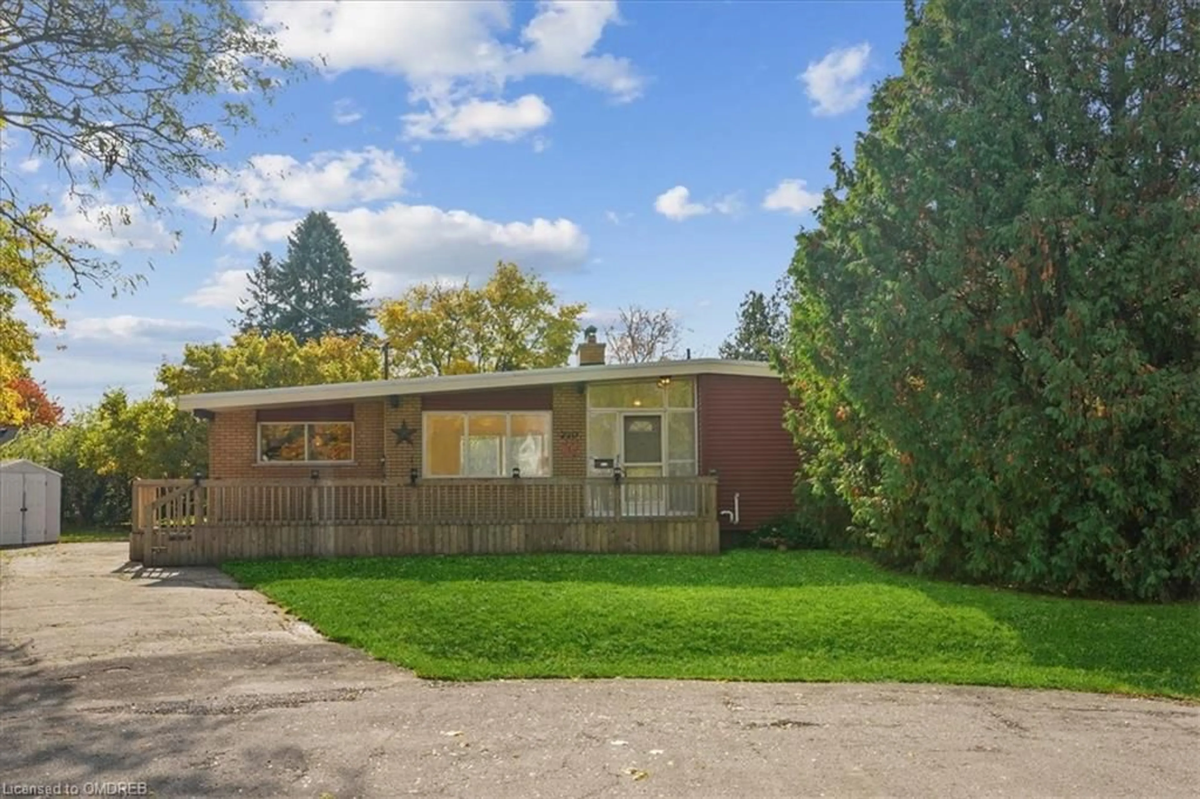 Frontside or backside of a home, cottage for 220 Yahara Pl, Ancaster Ontario L9G 1Y5