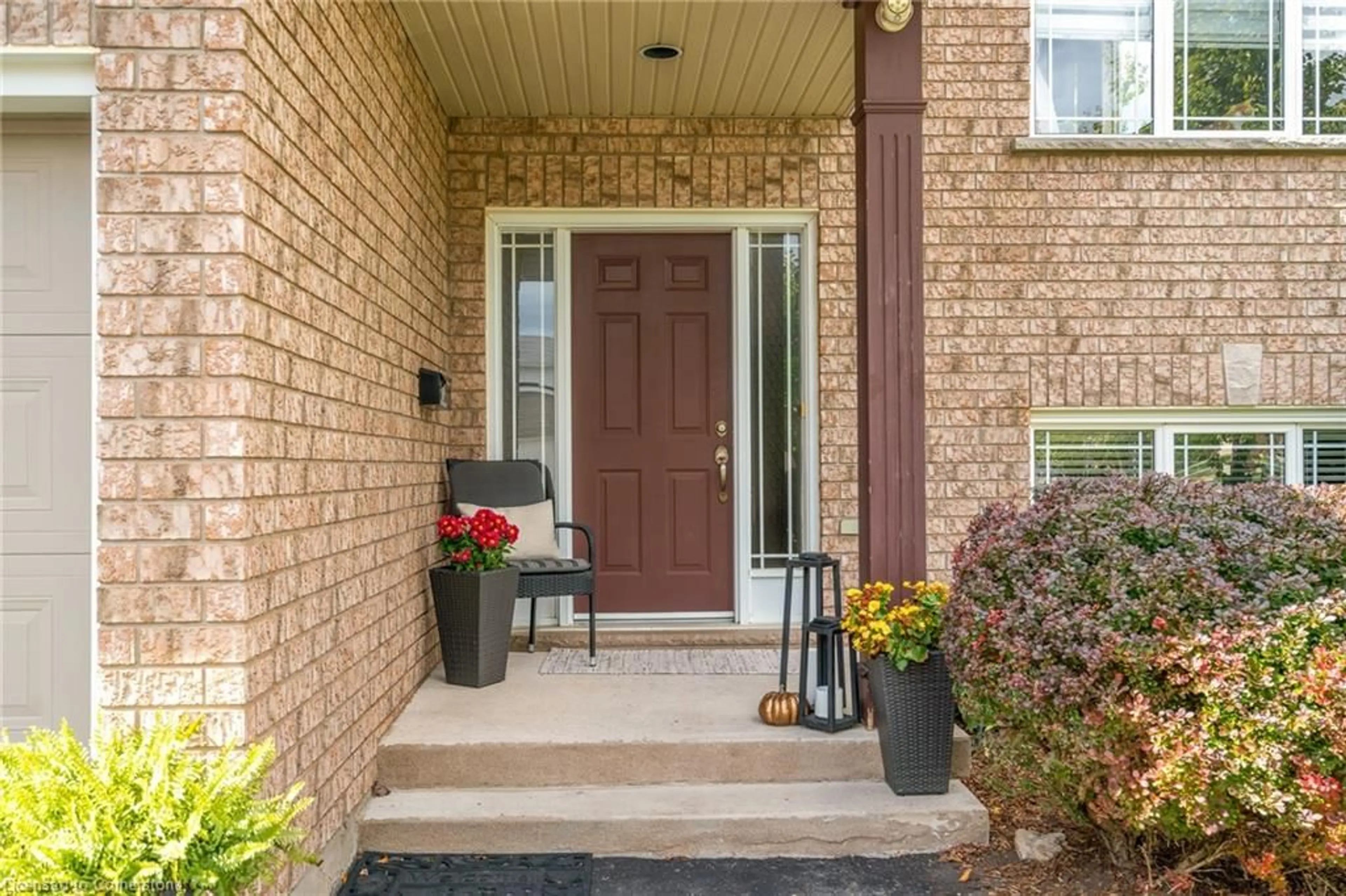 Indoor entryway, wood floors for 8503 Greenfield Cres, Niagara Falls Ontario L2H 3J8