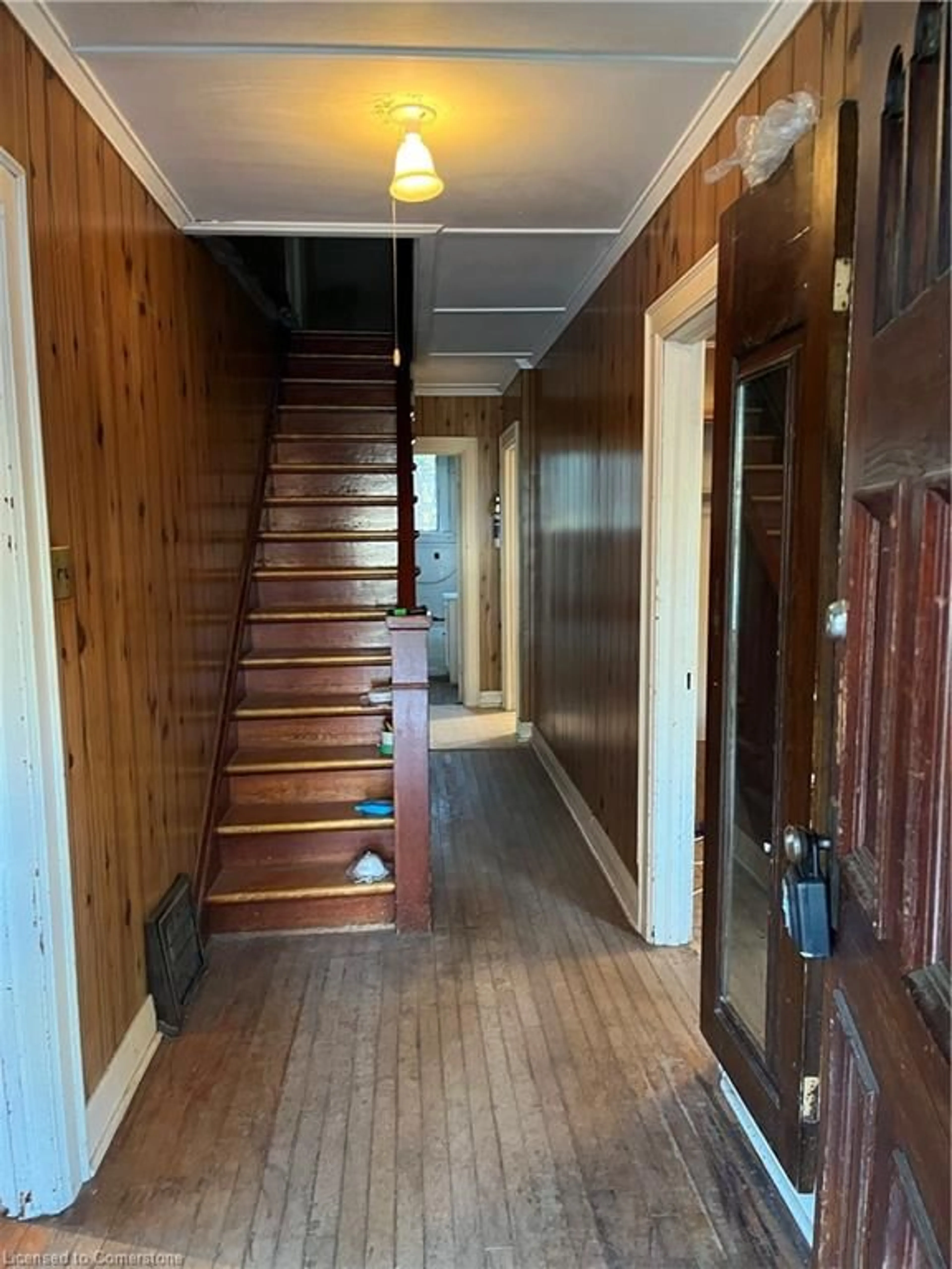 Indoor foyer, wood floors for 300 Manitoba St, Bracebridge Ontario P1L 2C9