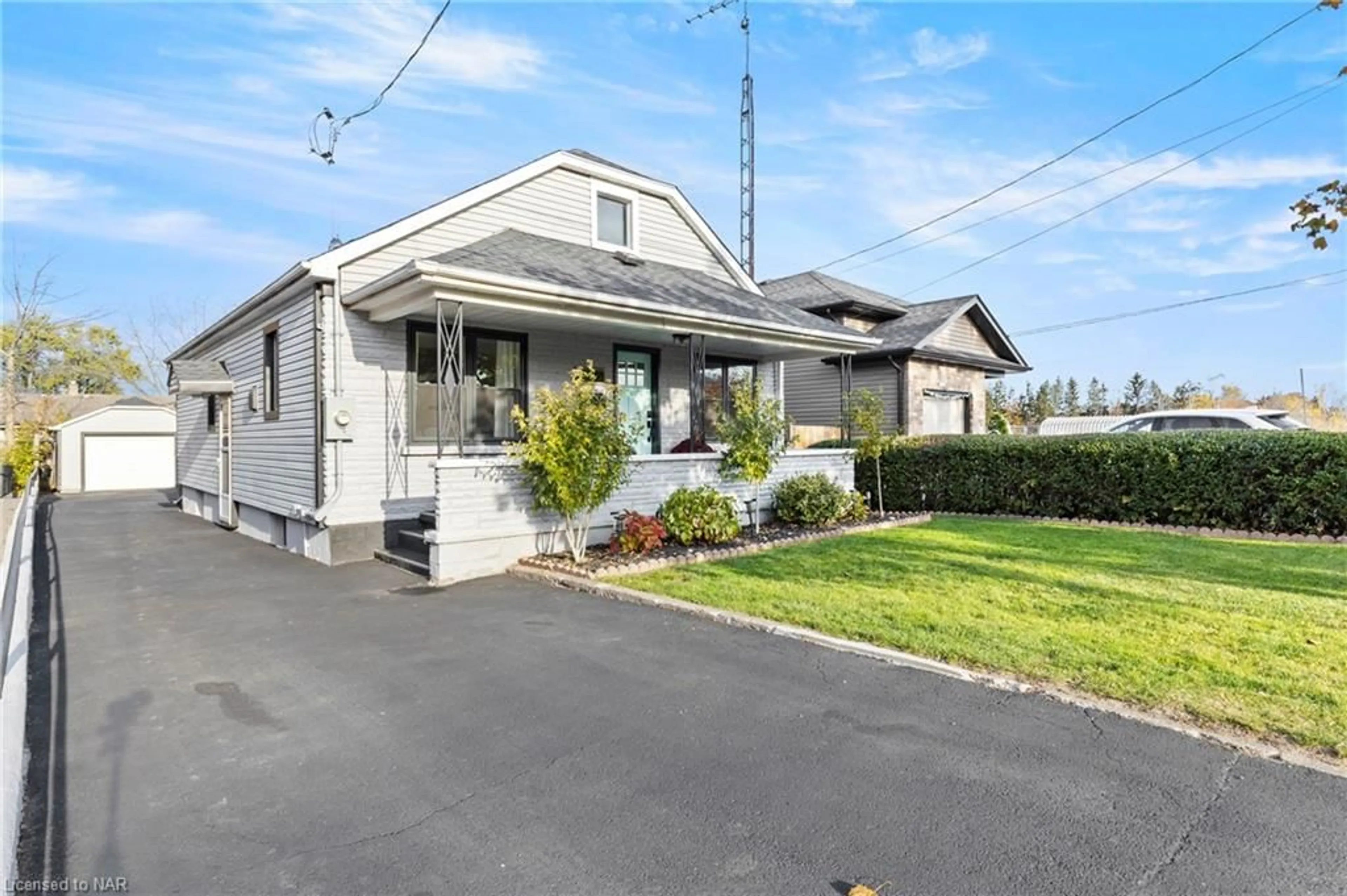 Frontside or backside of a home, cottage for 205 Ross St, Welland Ontario L3B 2N4