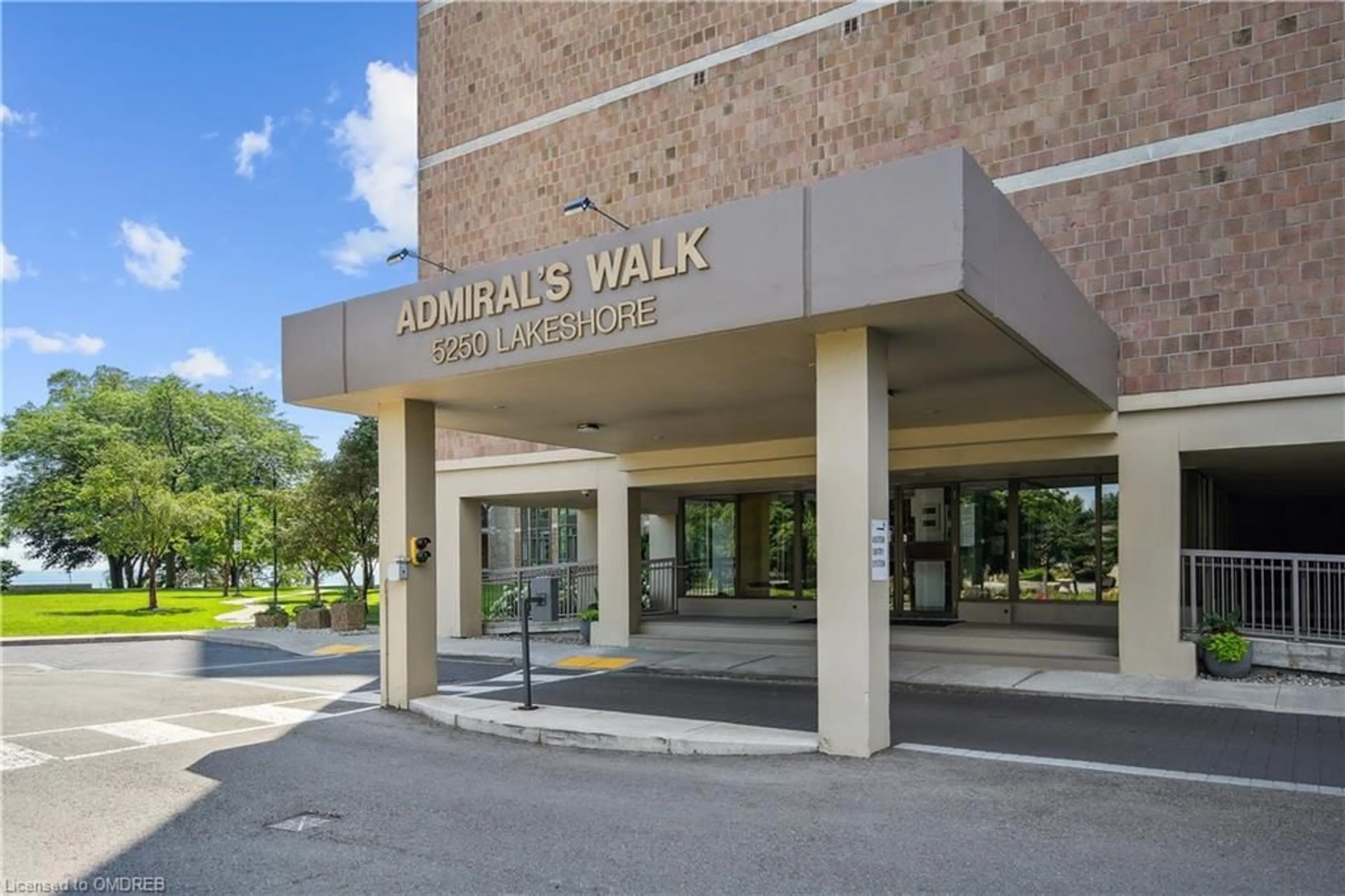 Indoor foyer for 5250 Lakeshore Rd #708, Burlington Ontario L7L 5L2