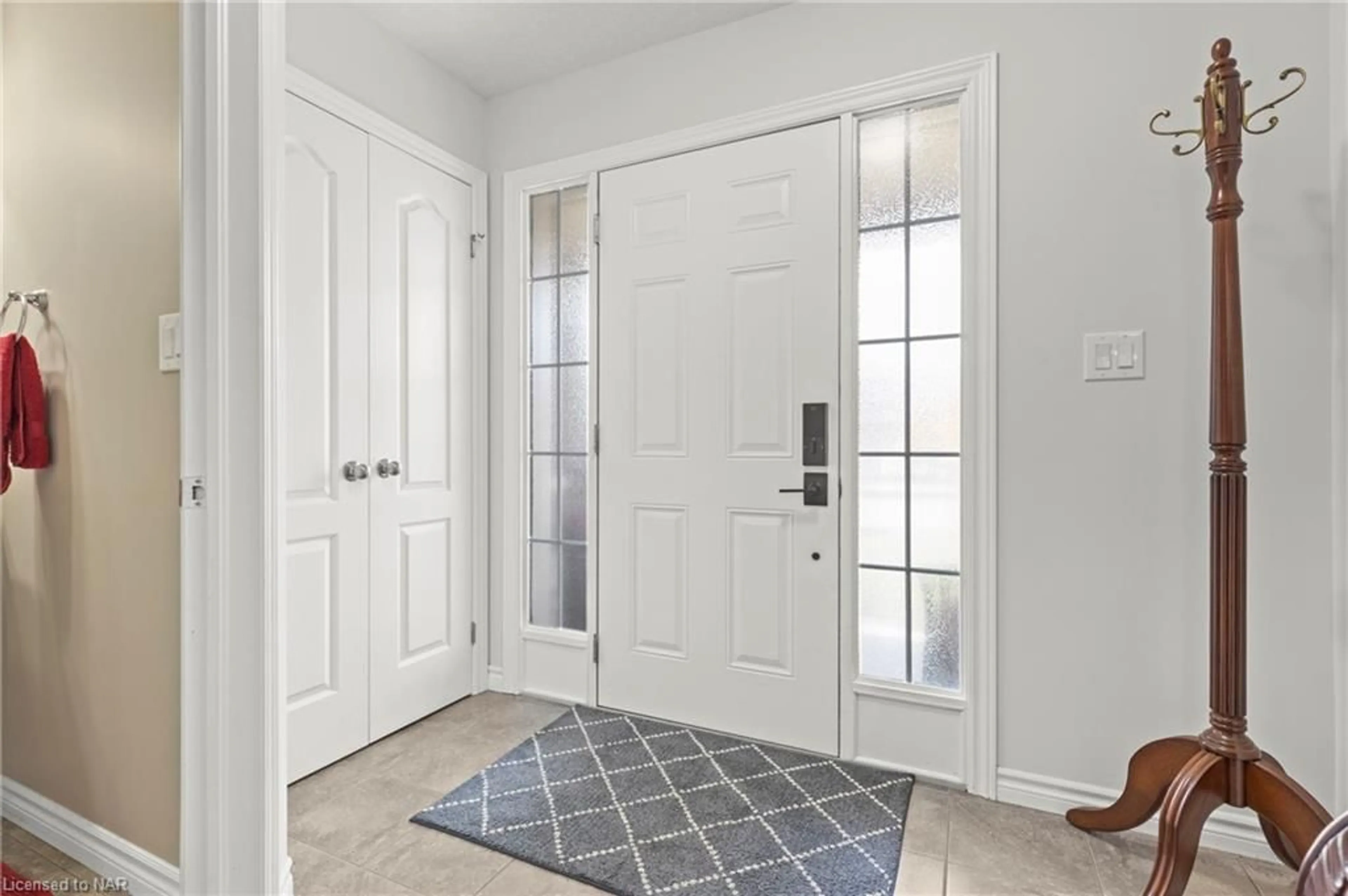 Indoor entryway, wood floors for 64 Abbott Place, Fonthill Ontario L0S 1E0