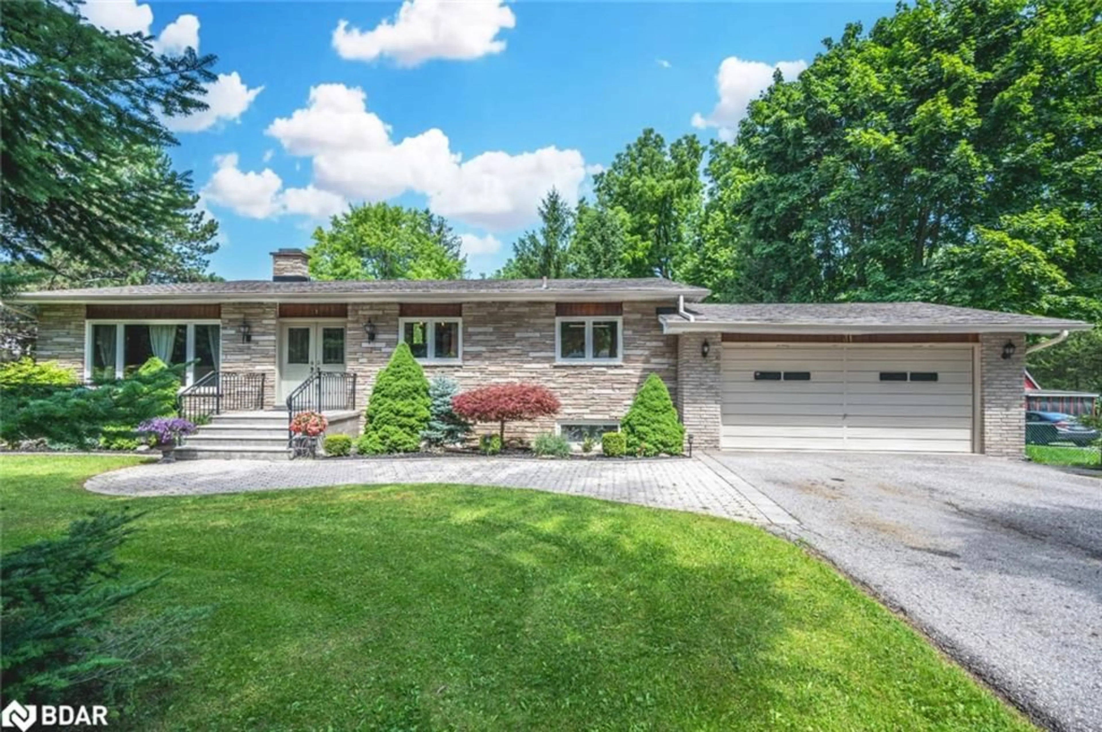 Frontside or backside of a home, cottage for 31 Park Cres, Richmond Hill Ontario L4E 3J5