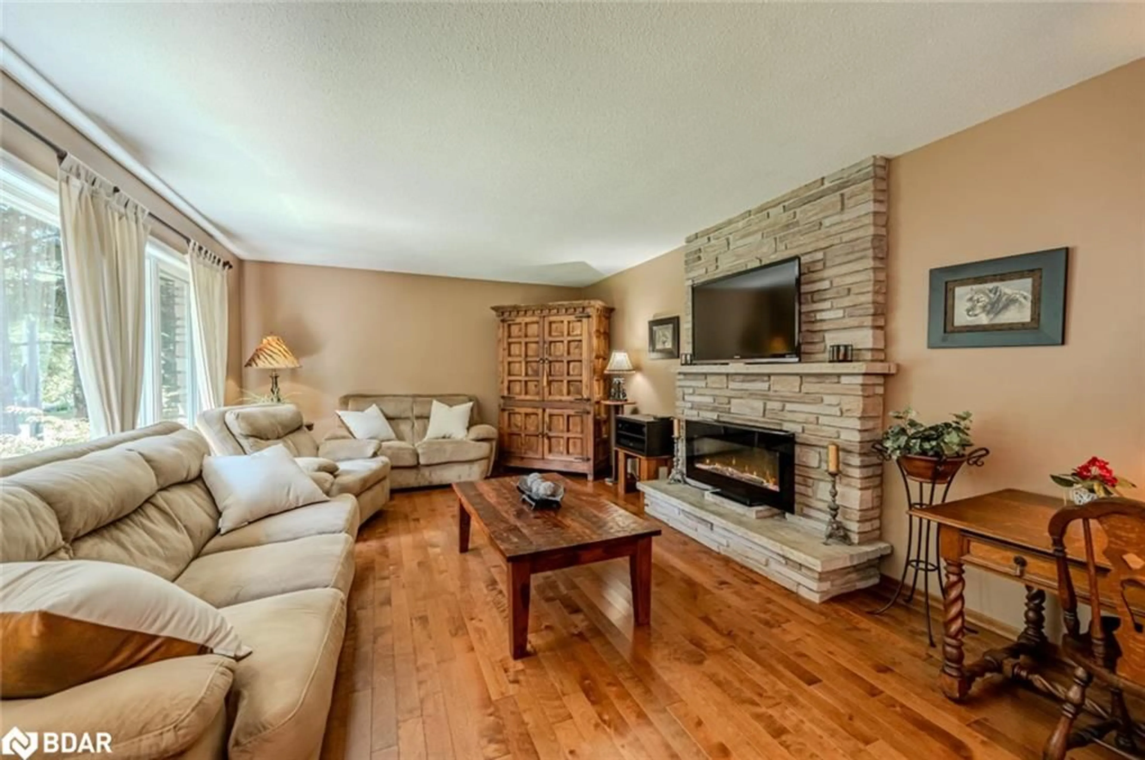 Living room, wood floors for 31 Park Cres, Richmond Hill Ontario L4E 3J5