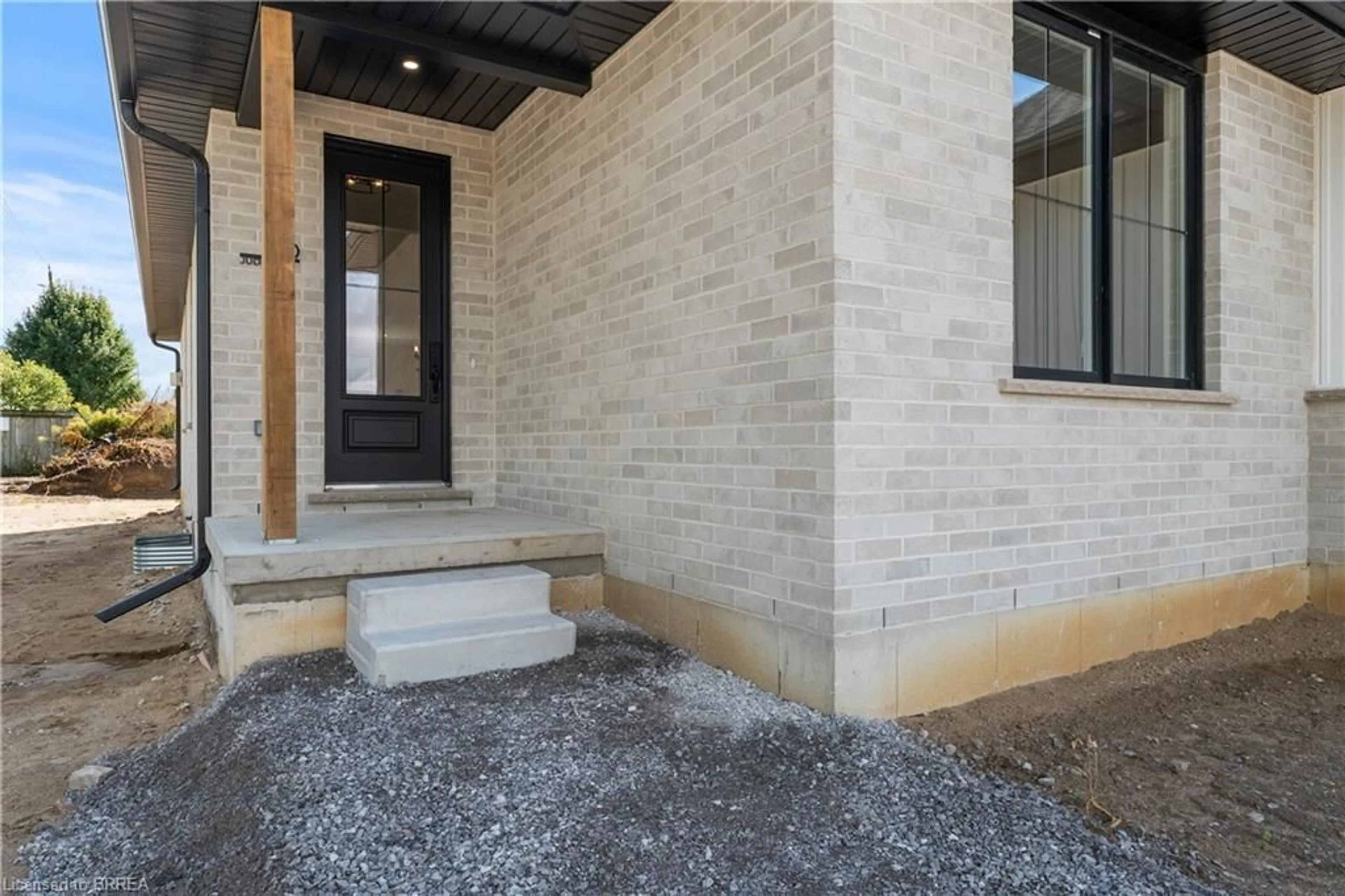 Indoor entryway, cement floor for 110 Judd Dr, Simcoe Ontario N3Y 4Y8