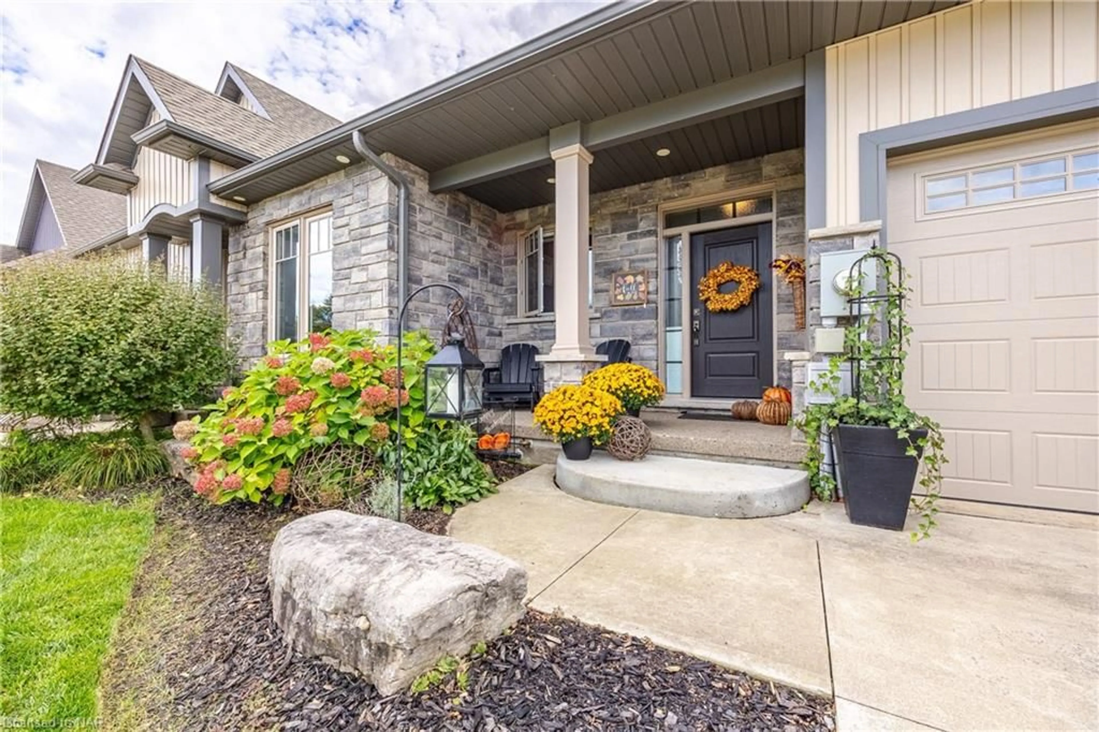 Indoor entryway, wood floors for 80 Willson Cross, Fonthill Ontario L0S 1E4