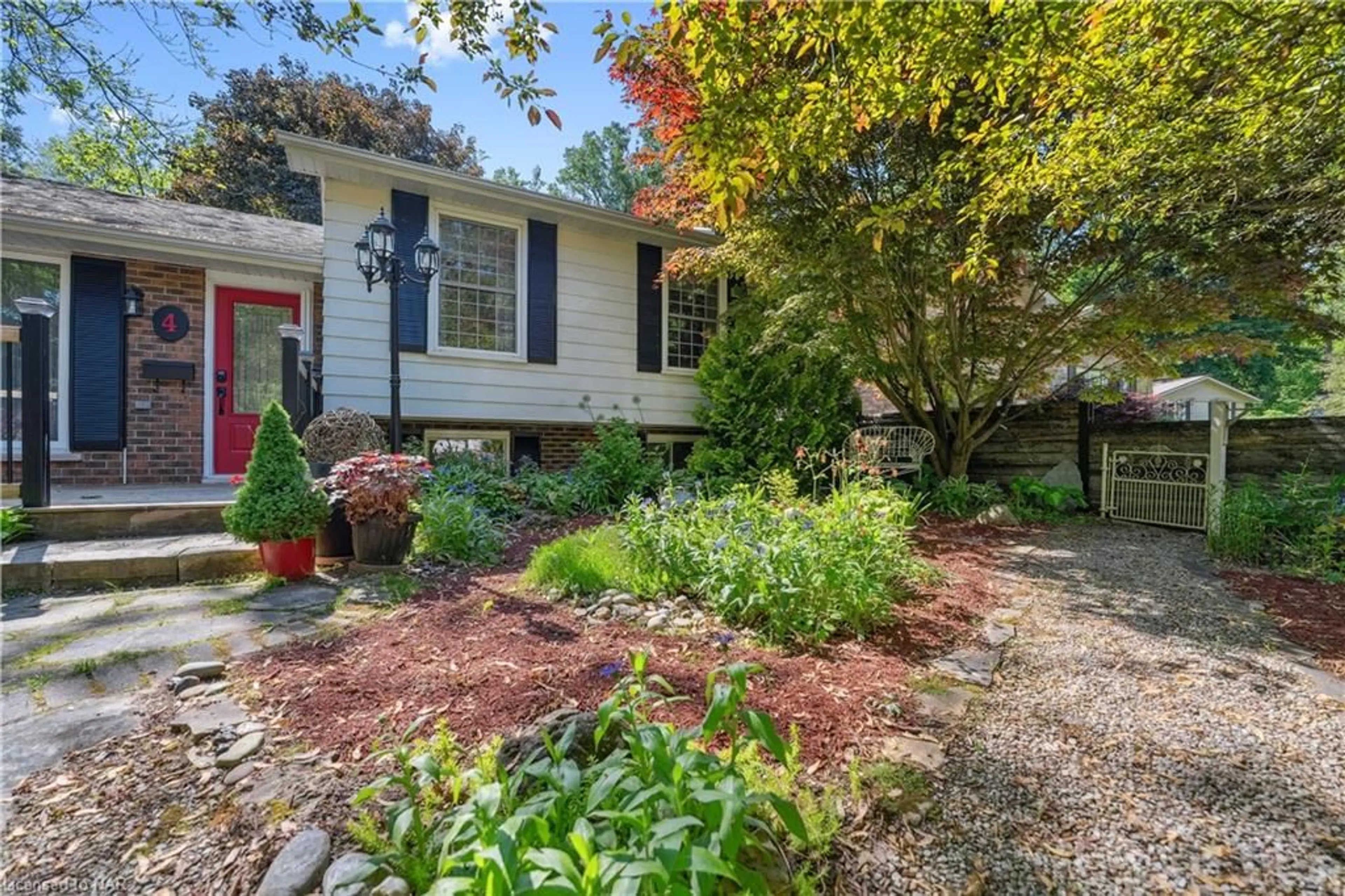 A pic from exterior of the house or condo, cottage for 4 Fallingbrook Dr, Fonthill Ontario L0S 1E1