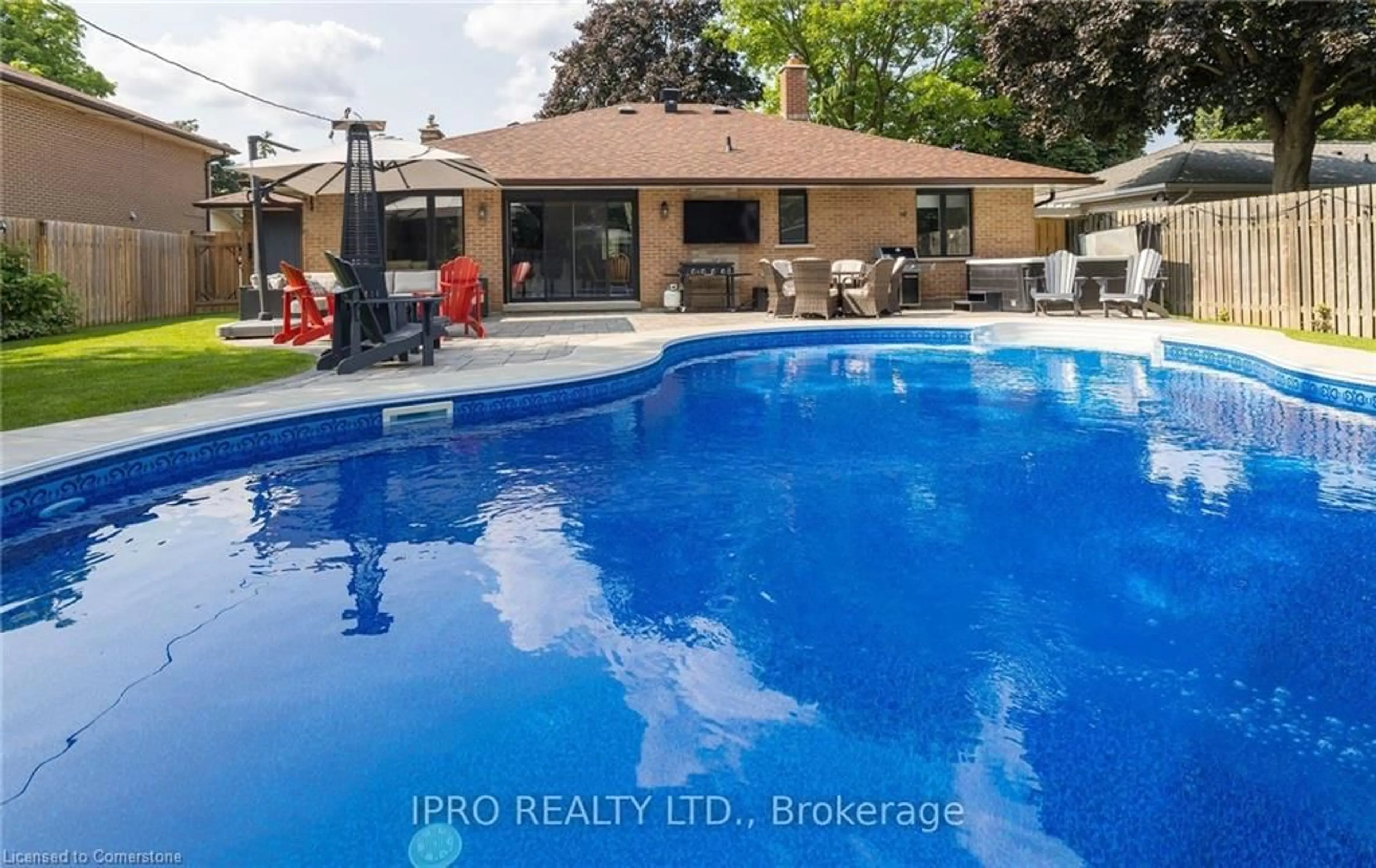 Indoor or outdoor pool for 12 Westdale Ave, Orangeville Ontario L9W 1B7