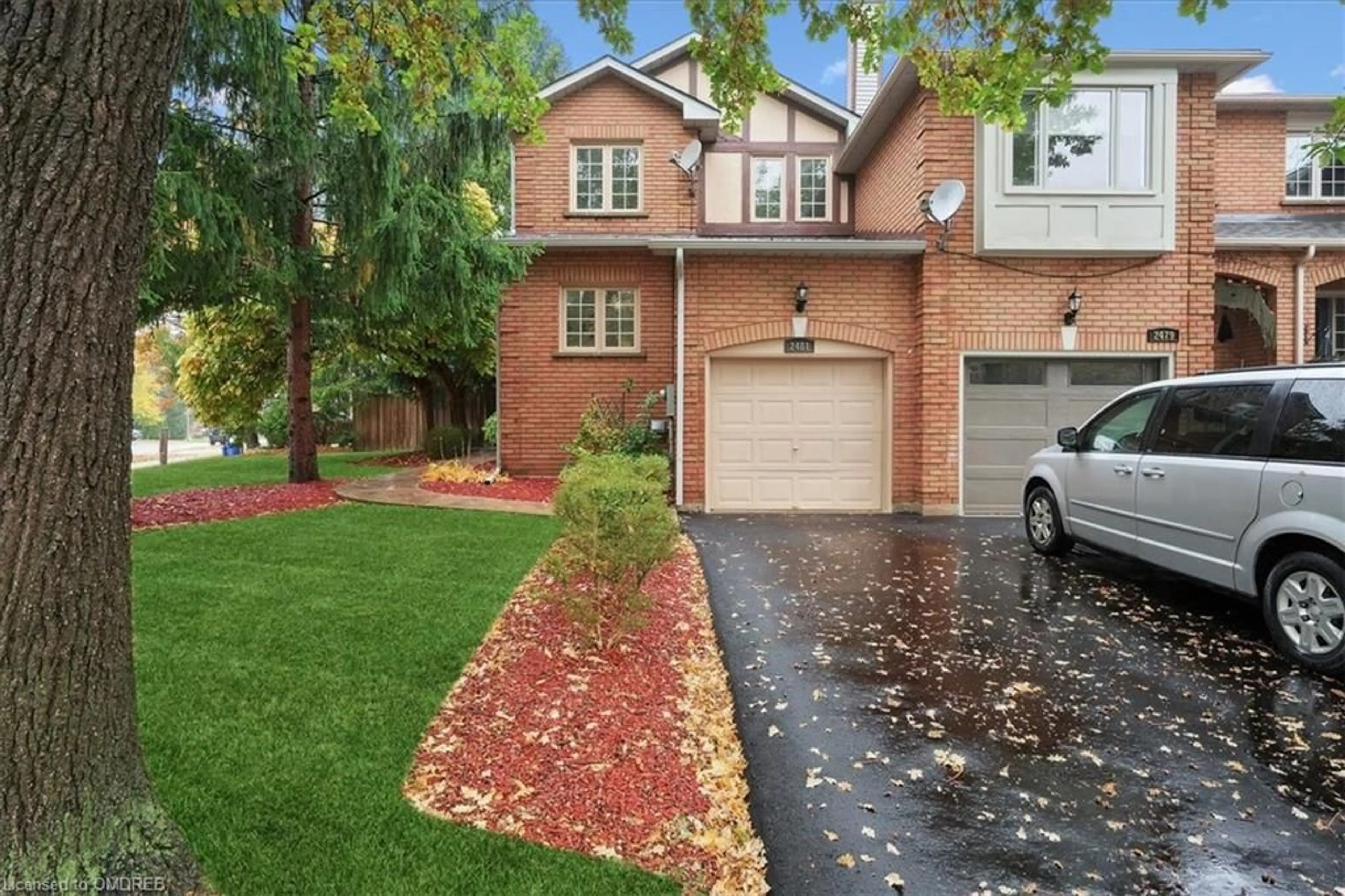 Home with brick exterior material for 2481 Stefi Trail, Oakville Ontario L6H 5Y3