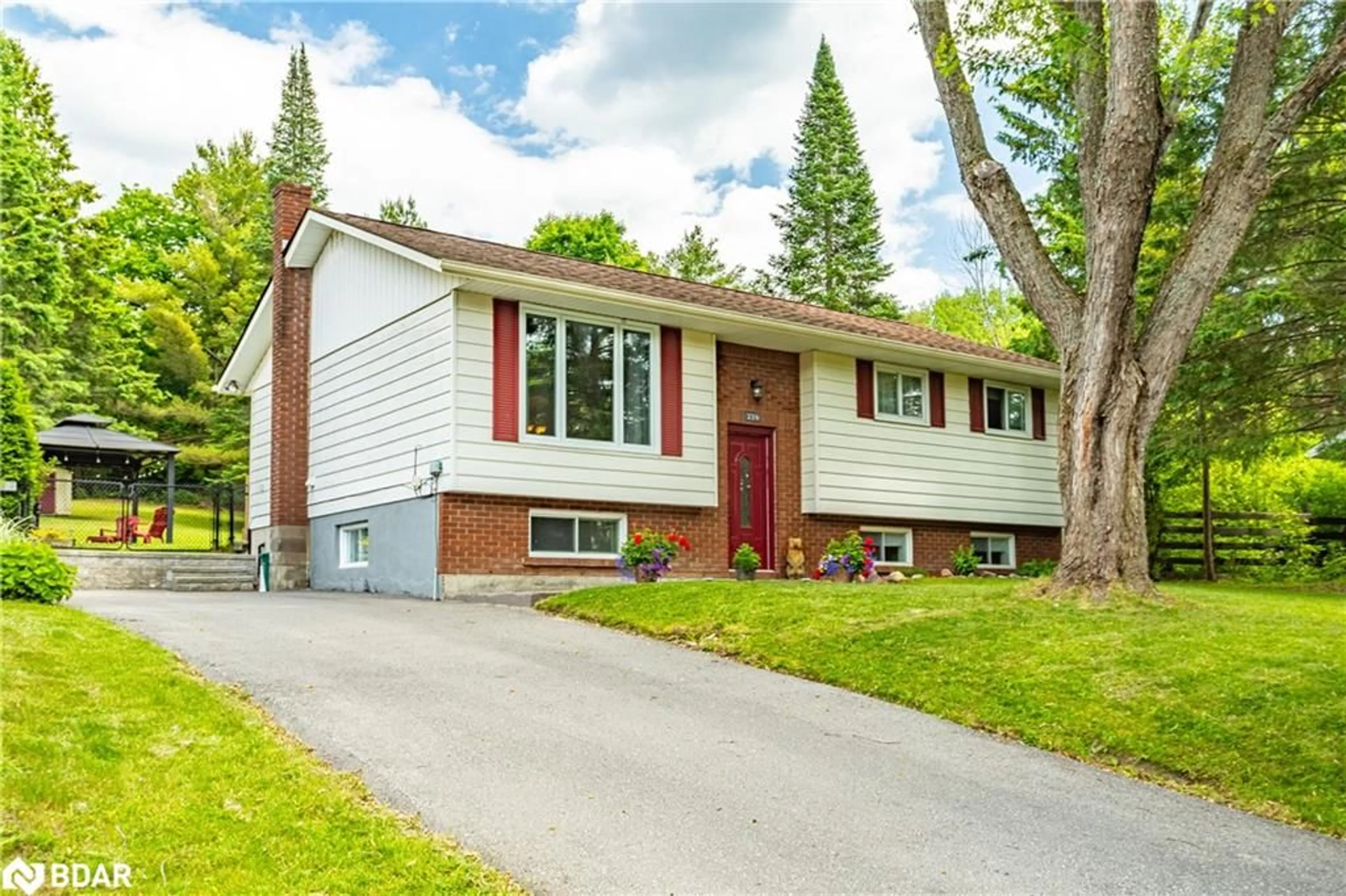 Frontside or backside of a home, cottage for 224 Oriole Cres, Gravenhurst Ontario P1P 1C6