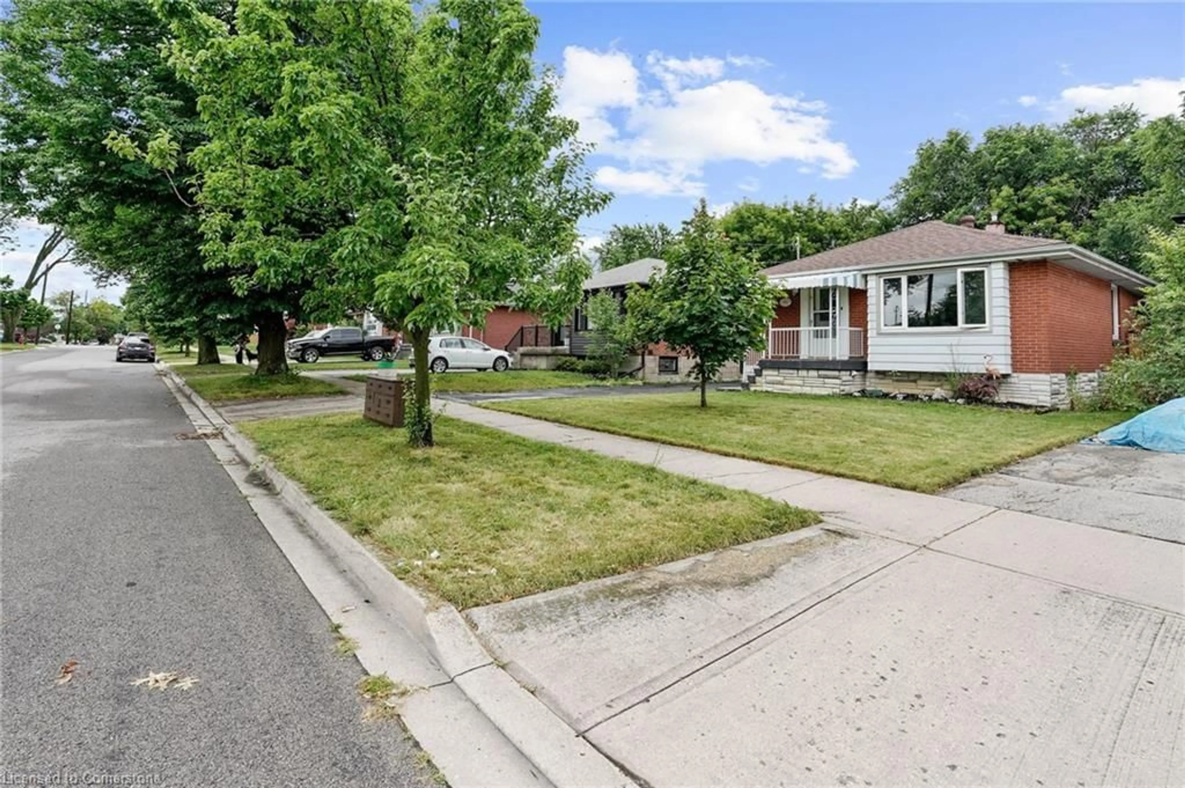 Frontside or backside of a home, the street view for 392 East 43rd St, Hamilton Ontario L8T 3E3