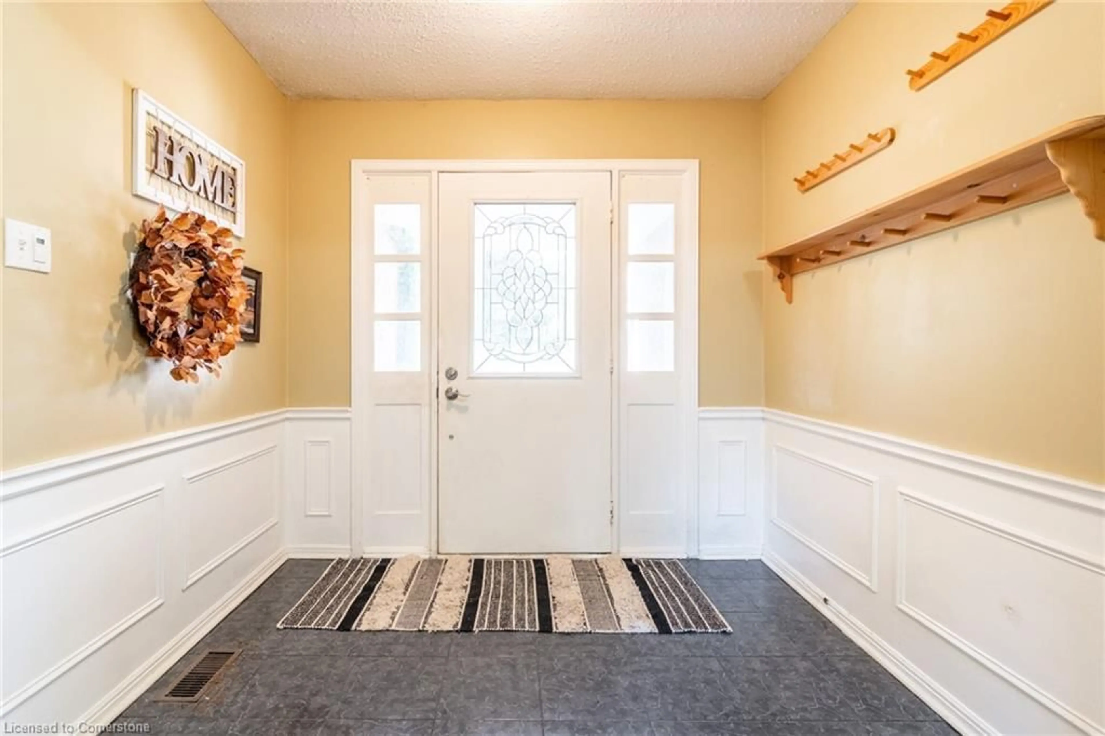 Indoor entryway, wood floors for 93 Turnbull Rd, Dundas Ontario L9H 5R8