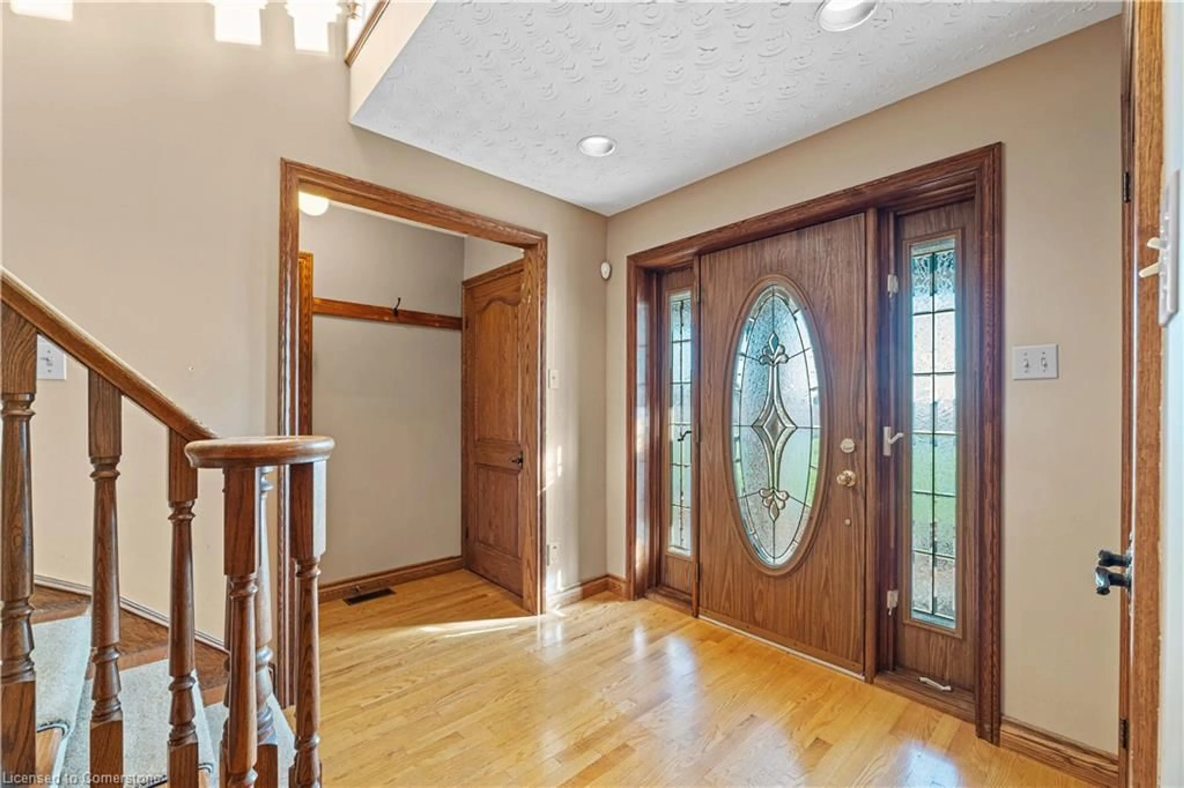 Indoor entryway, wood floors for 87 Third Rd, Stoney Creek Ontario L8J 3J5