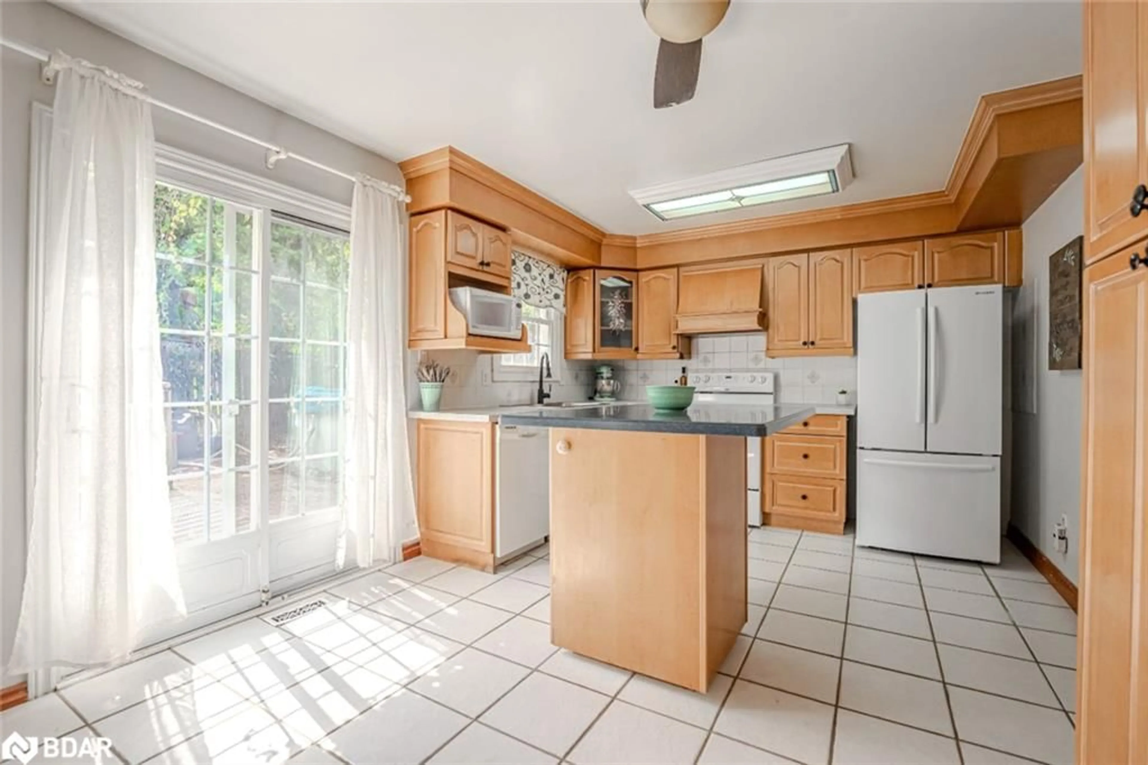 Kitchen, wood floors, cottage for 9 Oriole Crt, Barrie Ontario L4M 5N1