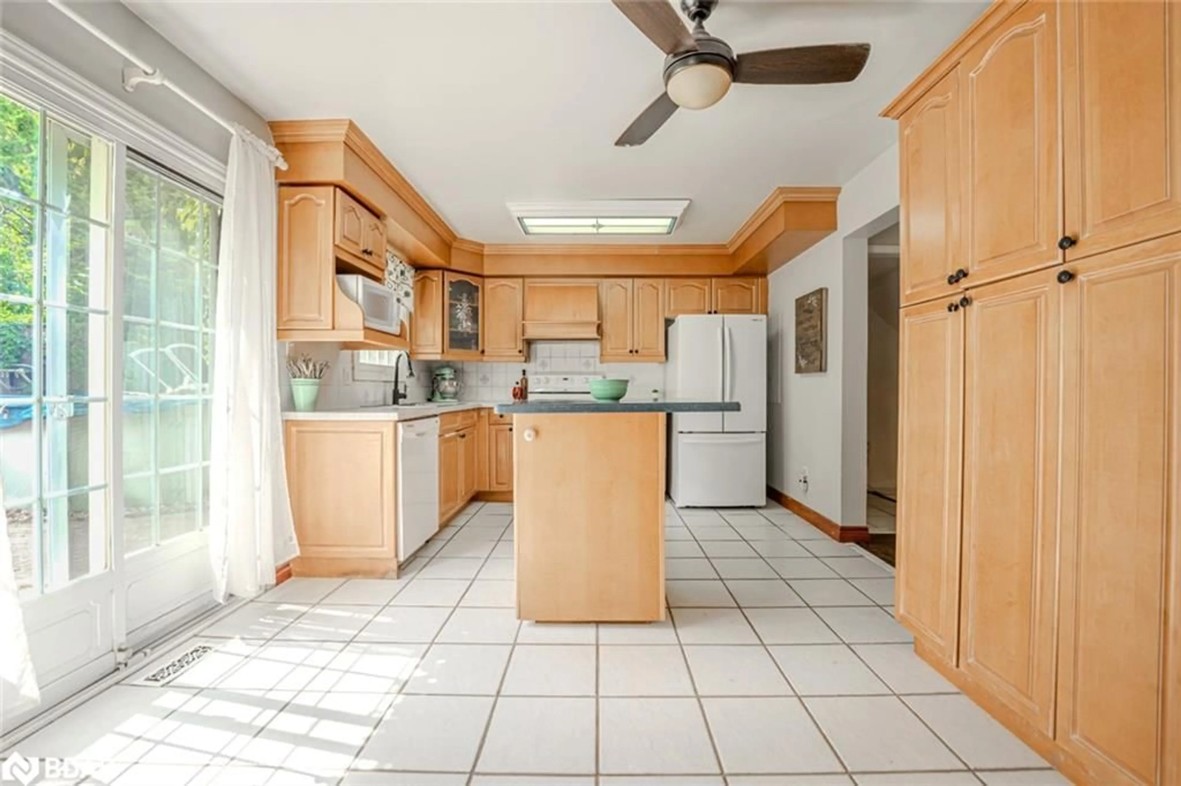 Kitchen, wood floors, cottage for 9 Oriole Crt, Barrie Ontario L4M 5N1