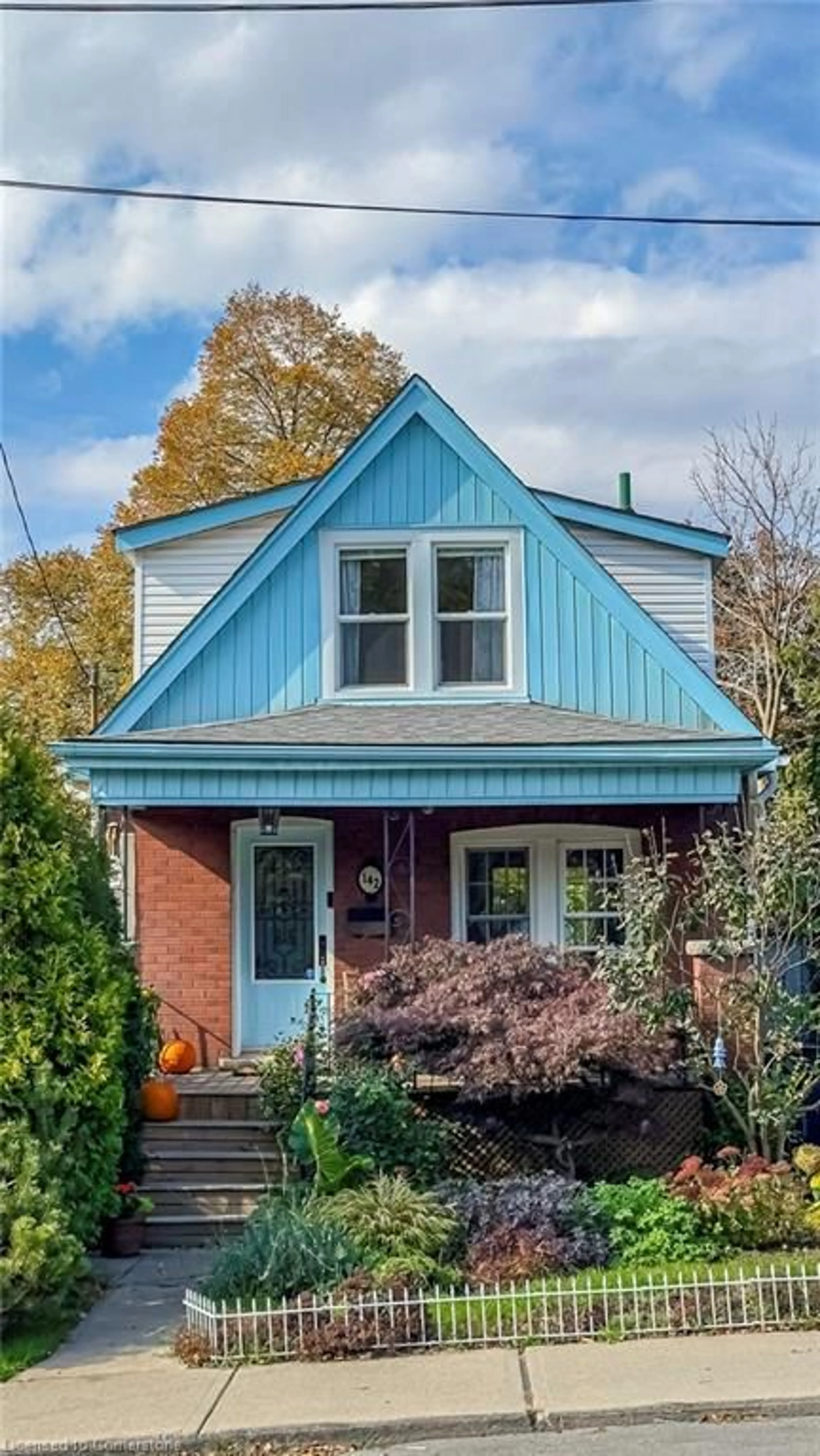 Frontside or backside of a home, cottage for 142 Pearl St, Hamilton Ontario L8P 3X6