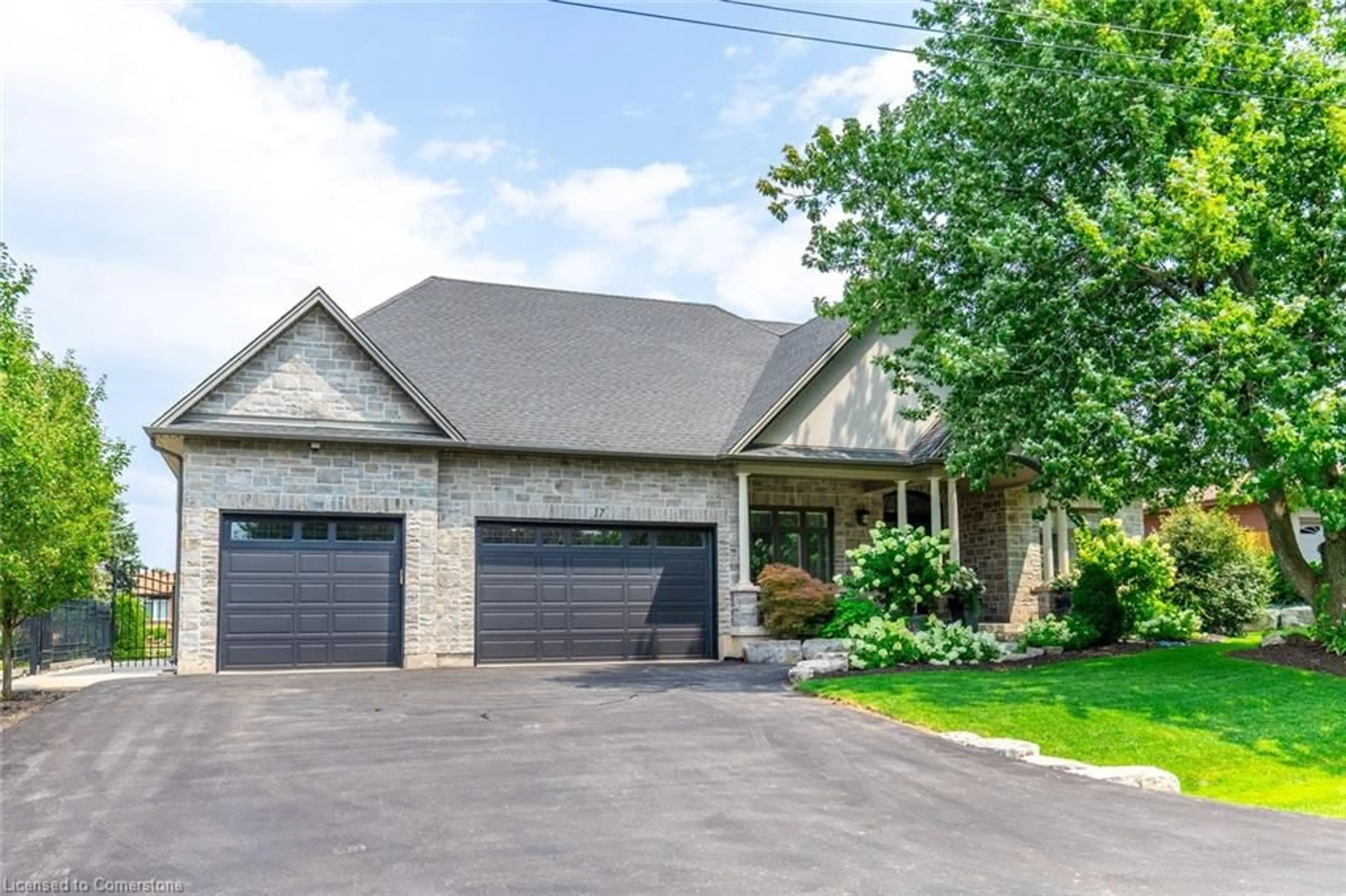 Frontside or backside of a home, cottage for 17 Mcdonald Crt, Waterdown Ontario L9H 7C3