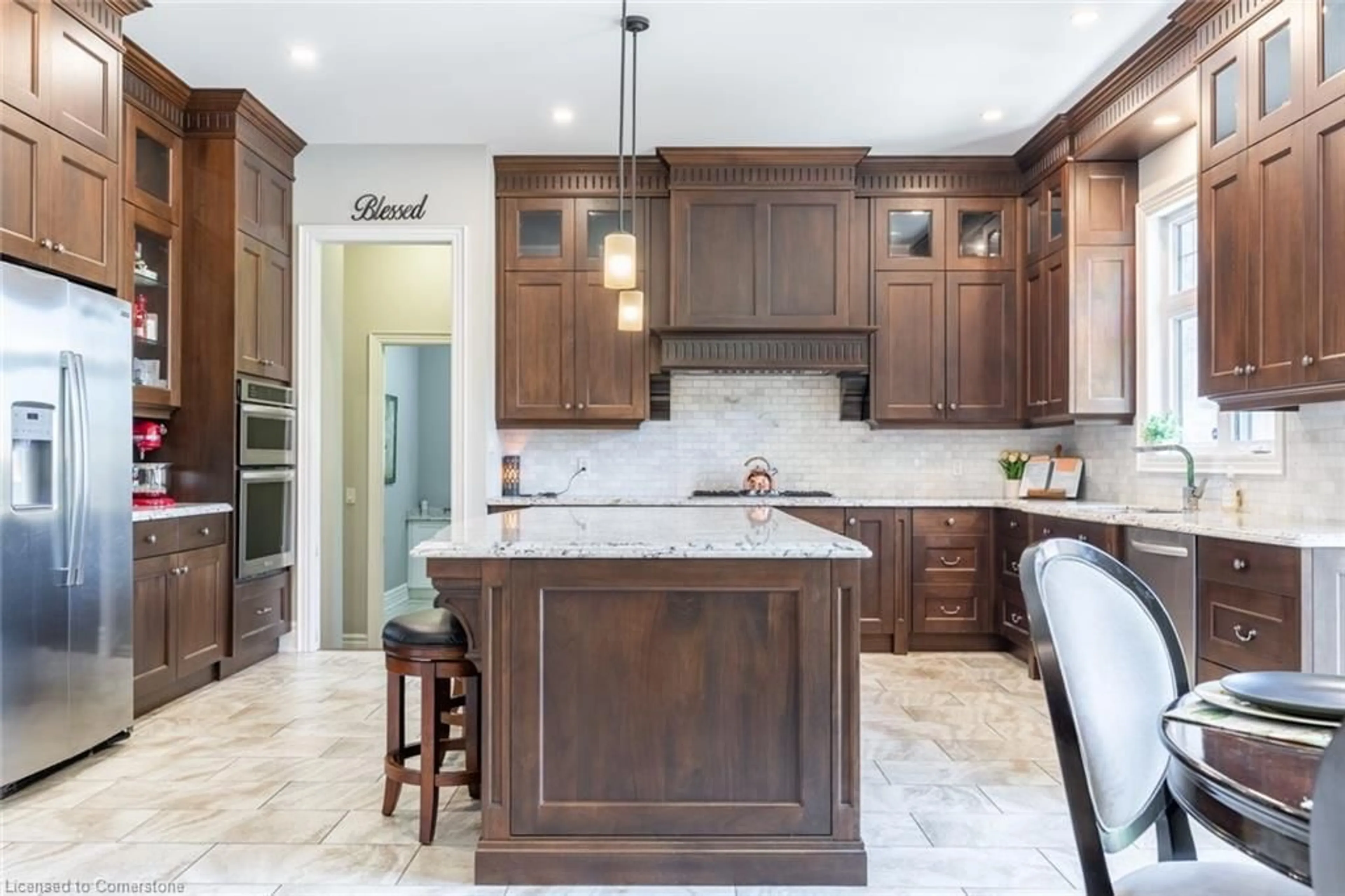 Contemporary kitchen, wood floors, mountain for 17 Mcdonald Crt, Waterdown Ontario L9H 7C3