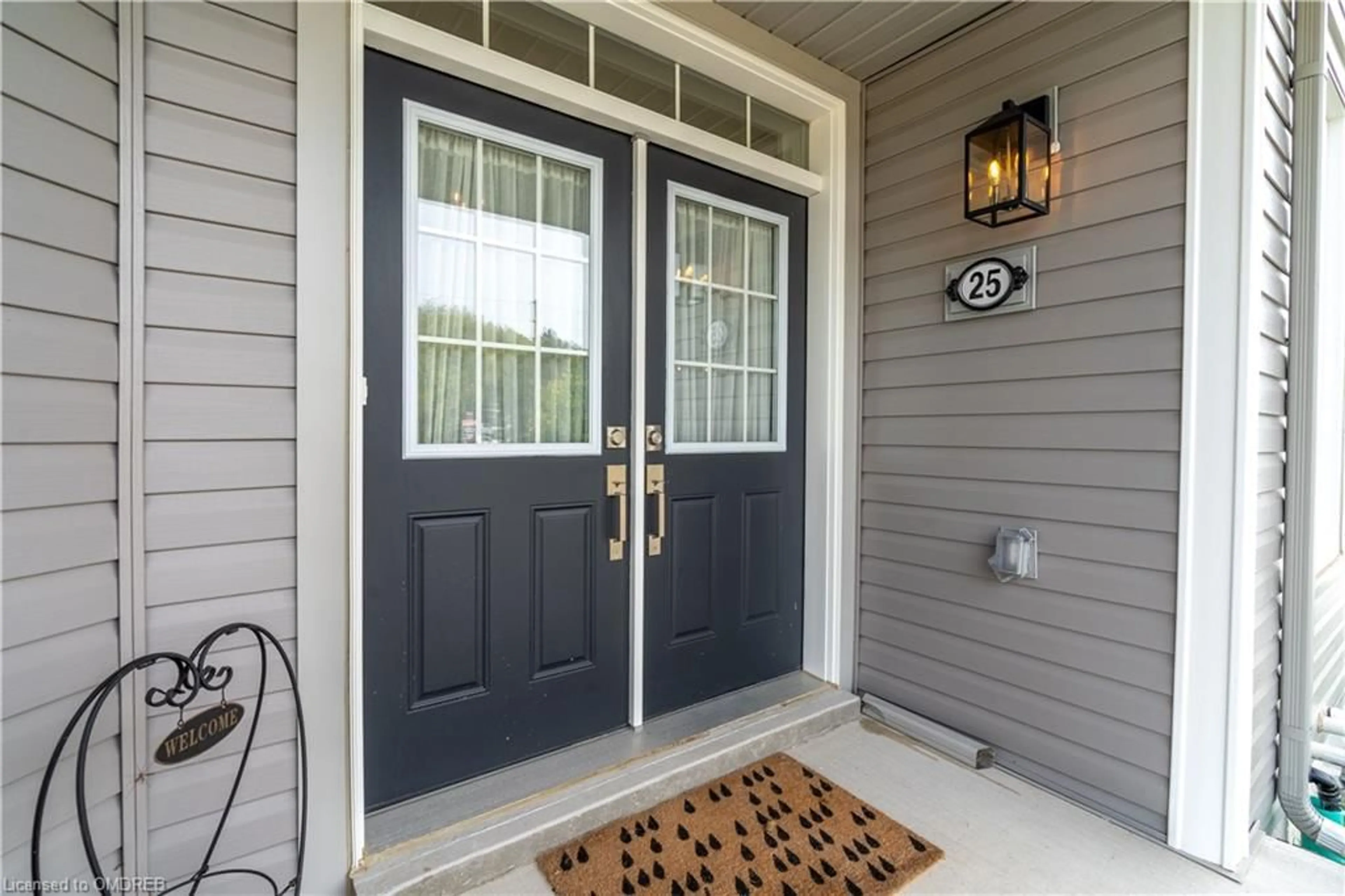 Indoor entryway, wood floors for 25 Sinden Road, Brantford Ontario N3T 0P7