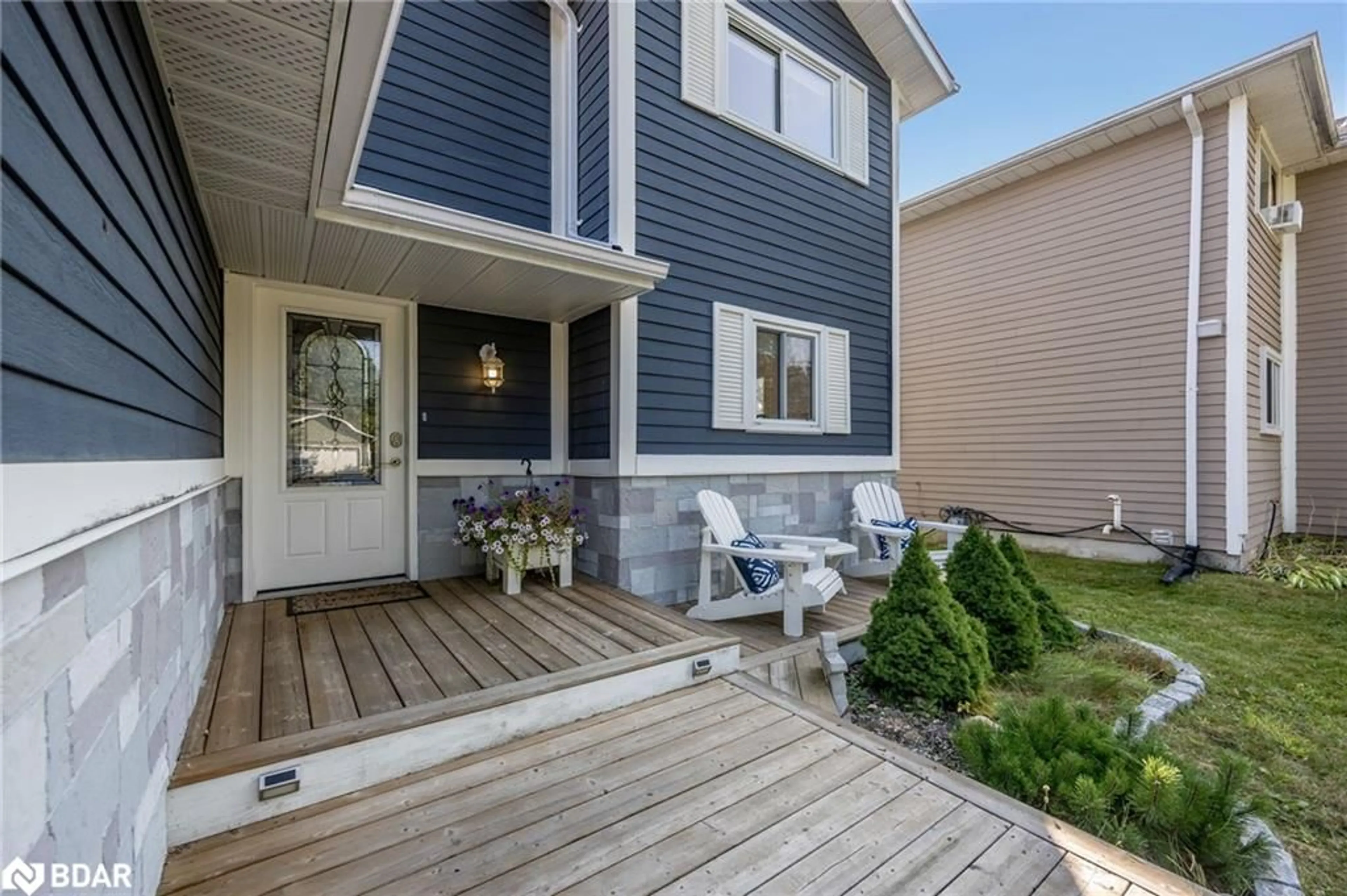 A pic from exterior of the house or condo, the fenced backyard for 85 Elizabeth St, Barrie Ontario L4N 6P2