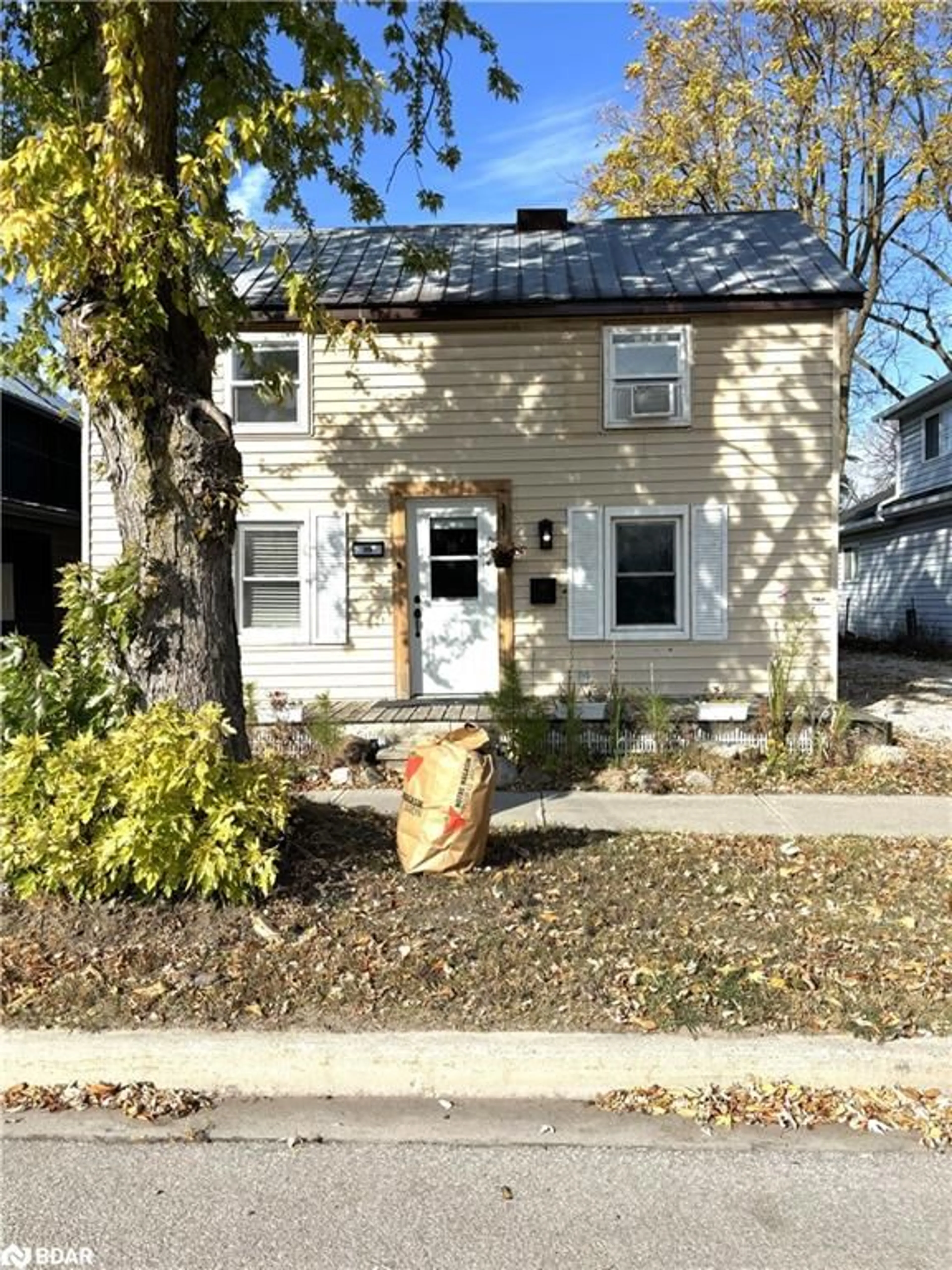 Frontside or backside of a home, cottage for 35 Sixth St, Collingwood Ontario L9Y 1Y8