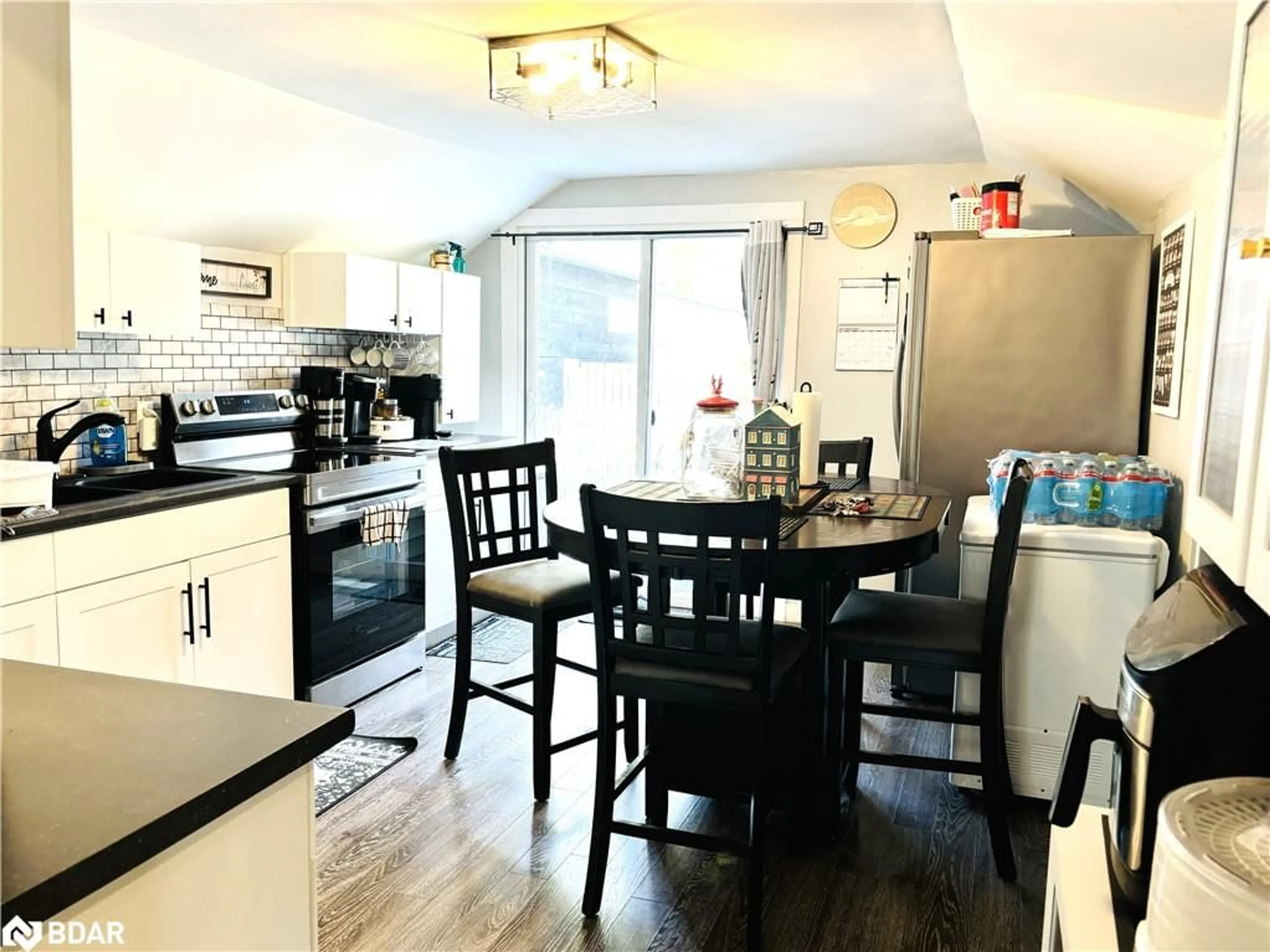 Open concept kitchen for 35 Sixth St, Collingwood Ontario L9Y 1Y8