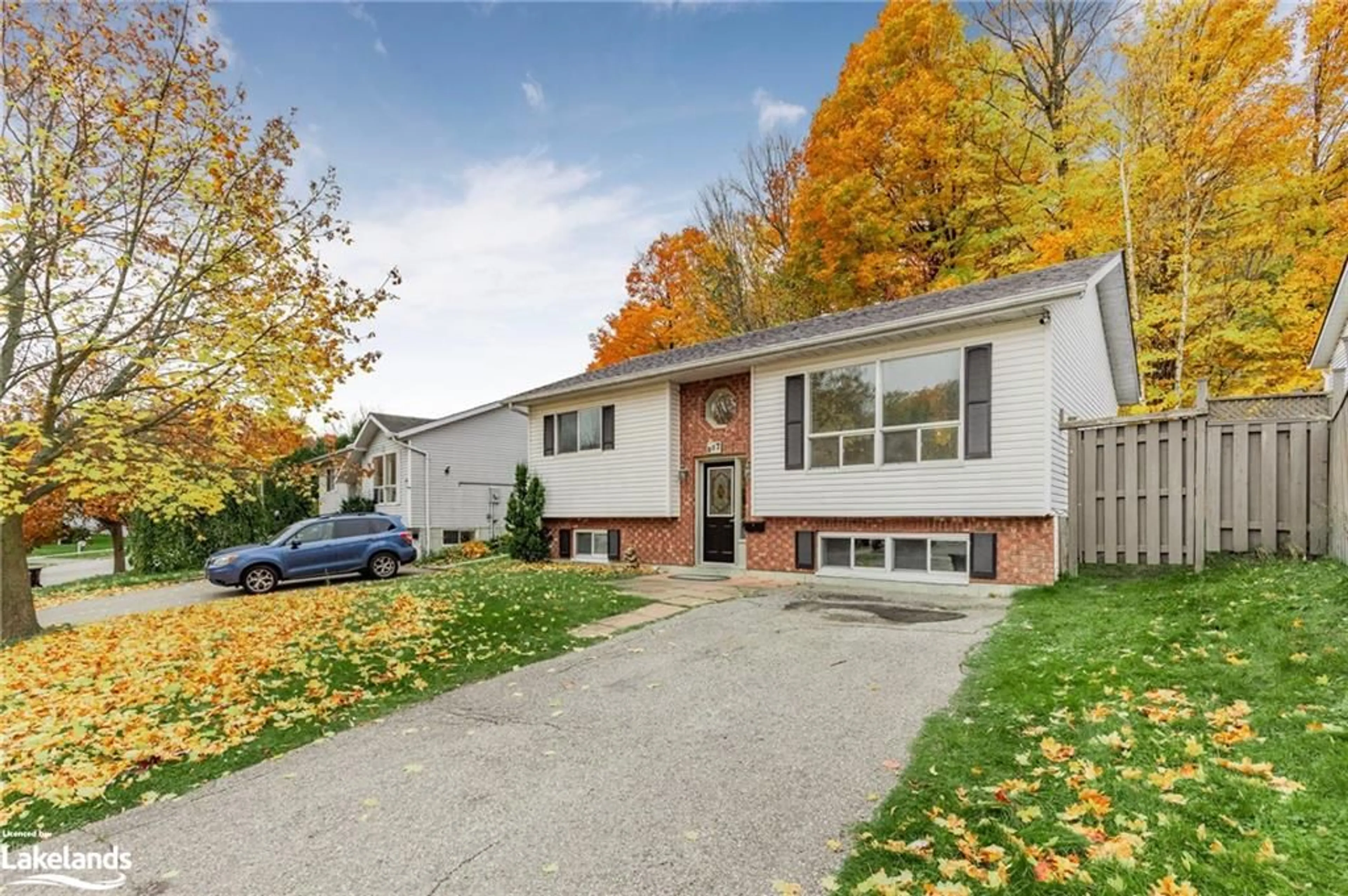 Frontside or backside of a home, the street view for 807 Birchwood Dr, Midland Ontario L4R 4Y3