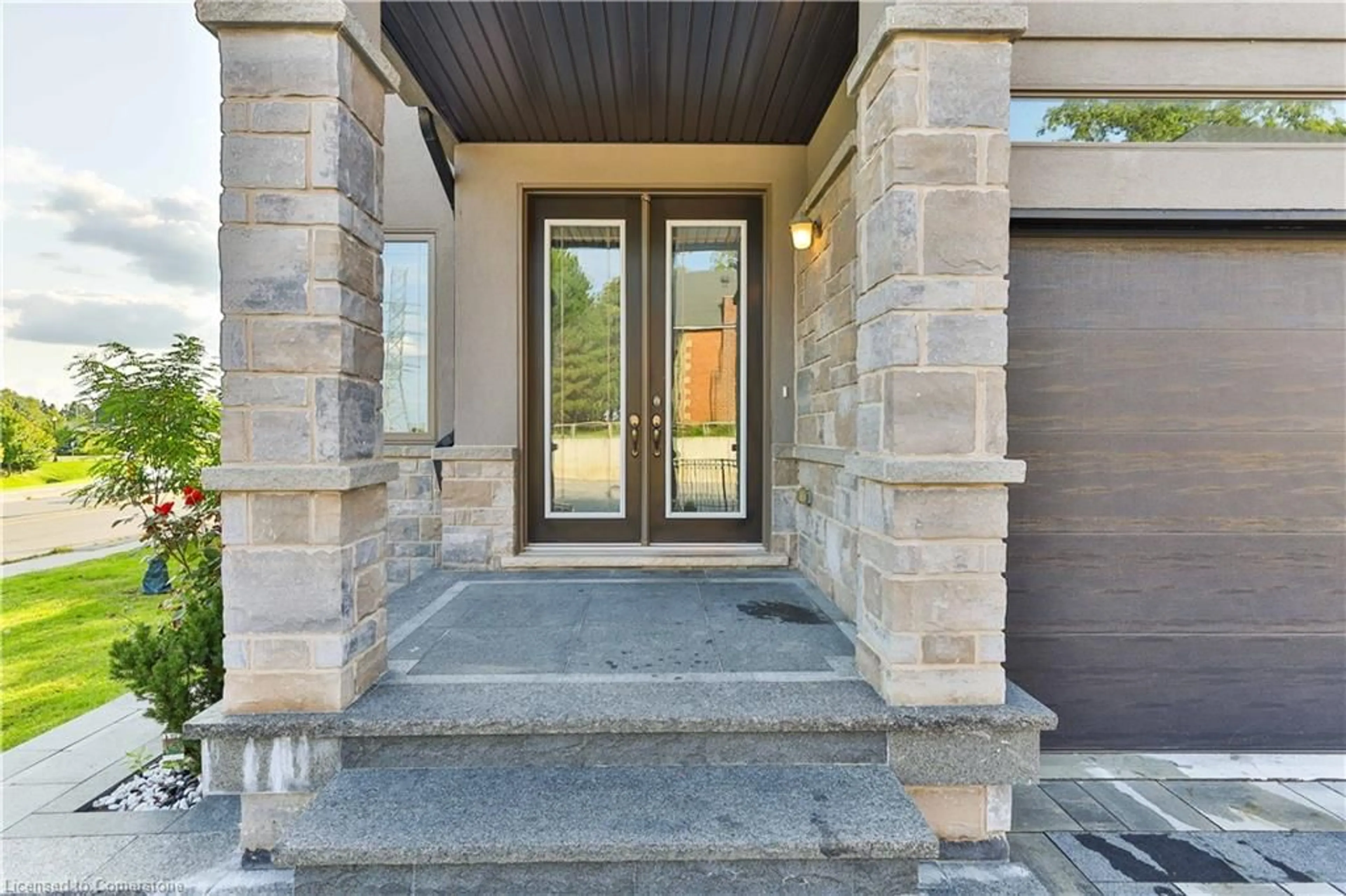 Indoor entryway, cement floor for 1261 Mohawk Rd #5, Ancaster Ontario L9G 3K9