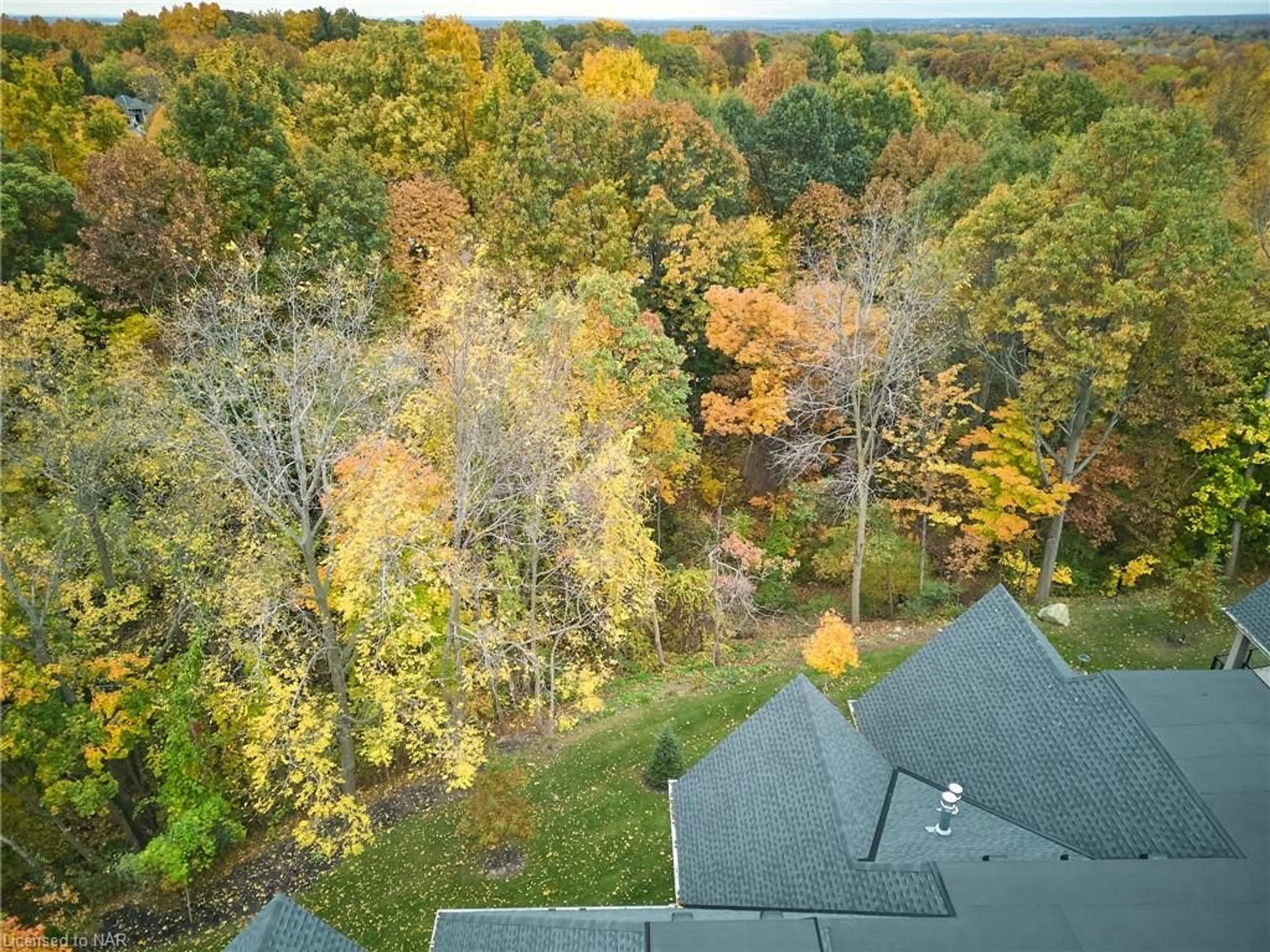 A pic from exterior of the house or condo, the fenced backyard for 190 Canboro Rd #18, Fonthill Ontario L0S 1E0