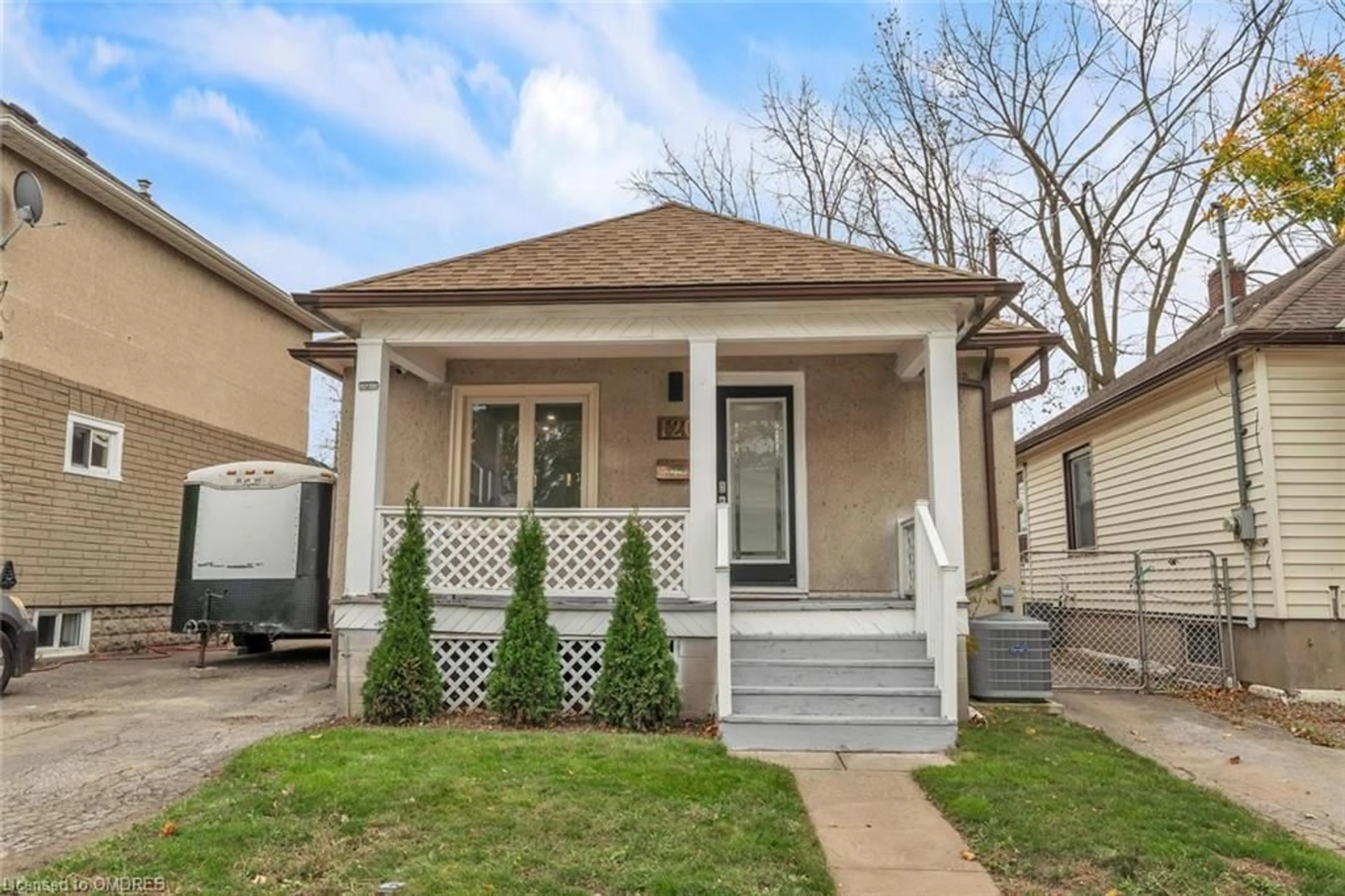 Frontside or backside of a home, cottage for 120 Vale Ave, St. Catharines Ontario L2R 1T8