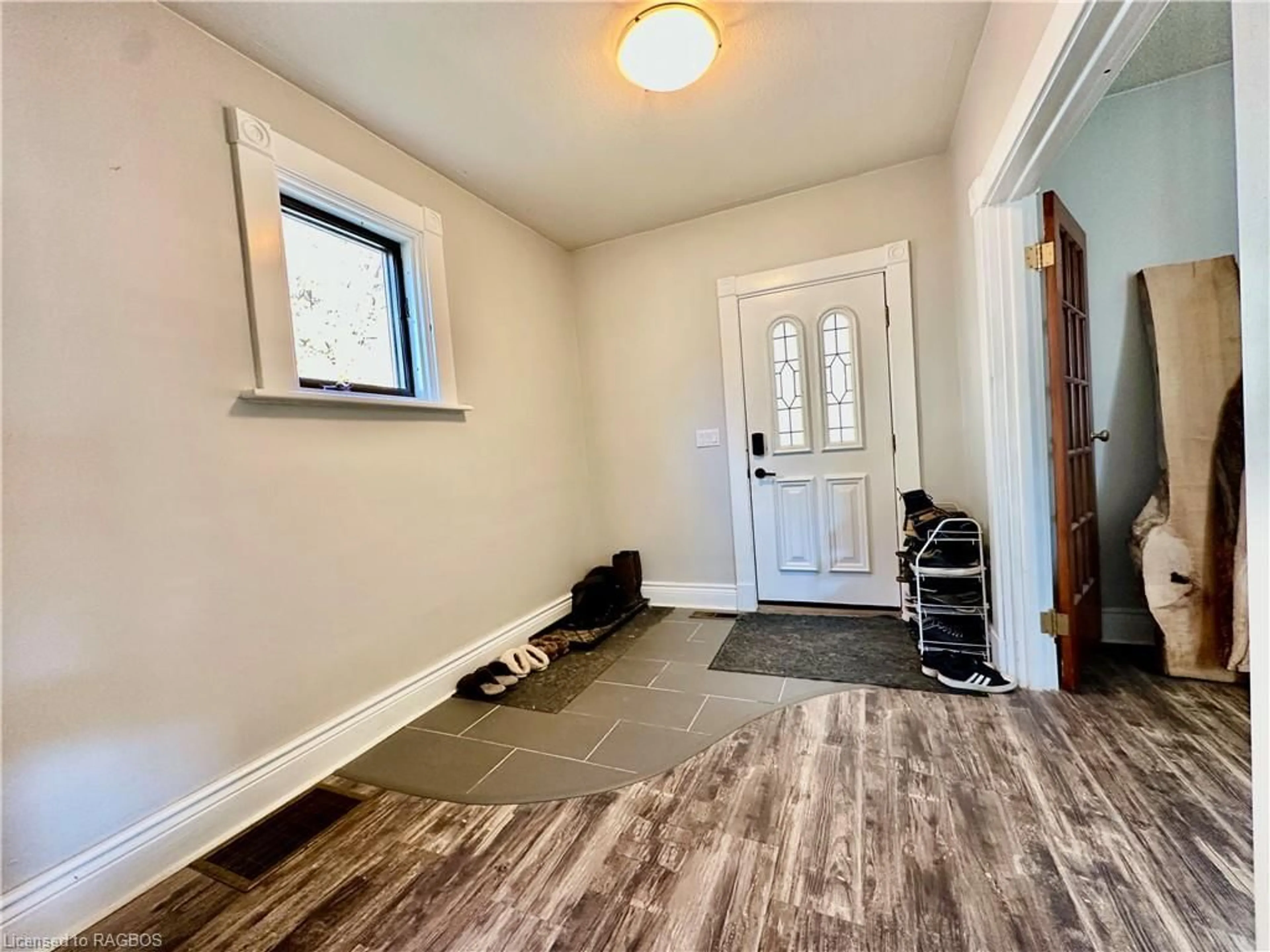 Indoor entryway, wood floors for 618 8th Ave, Hanover Ontario N4N 2L3