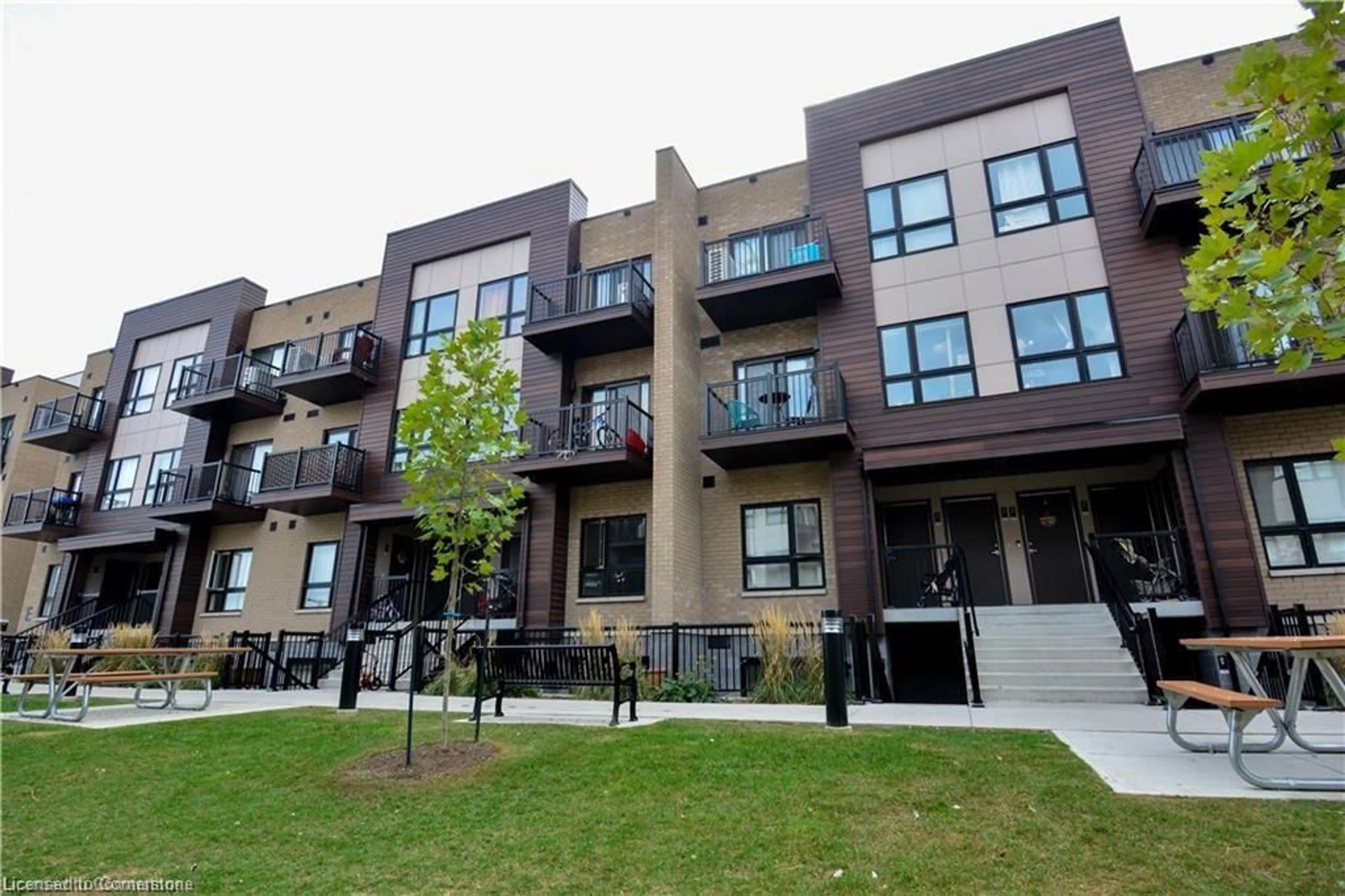 A pic from exterior of the house or condo, the front or back of building for 10 Palace St #D1, Kitchener Ontario N2E 0J3