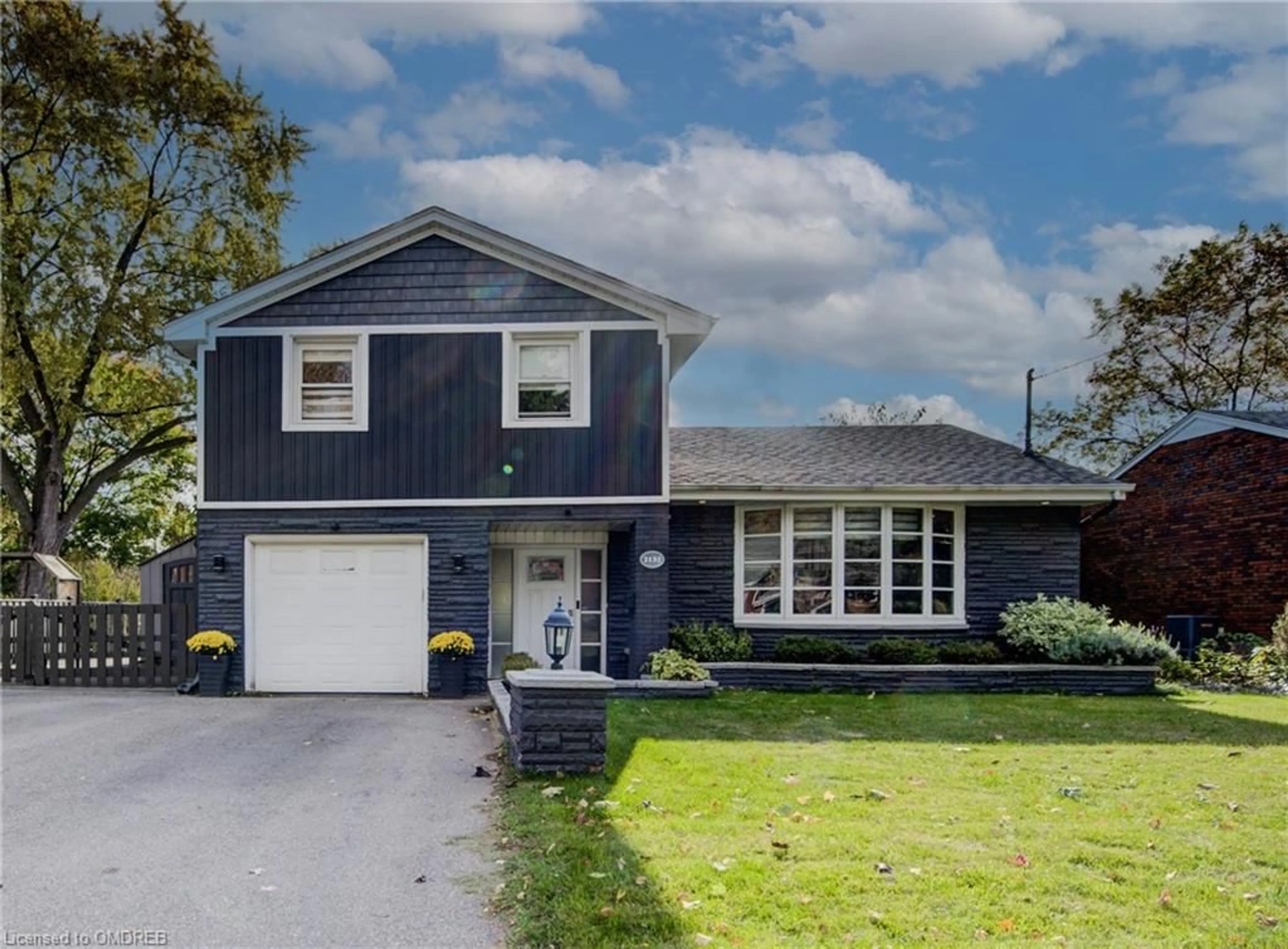 Frontside or backside of a home, cottage for 2132 Maplewood Dr, Burlington Ontario L7R 2C5