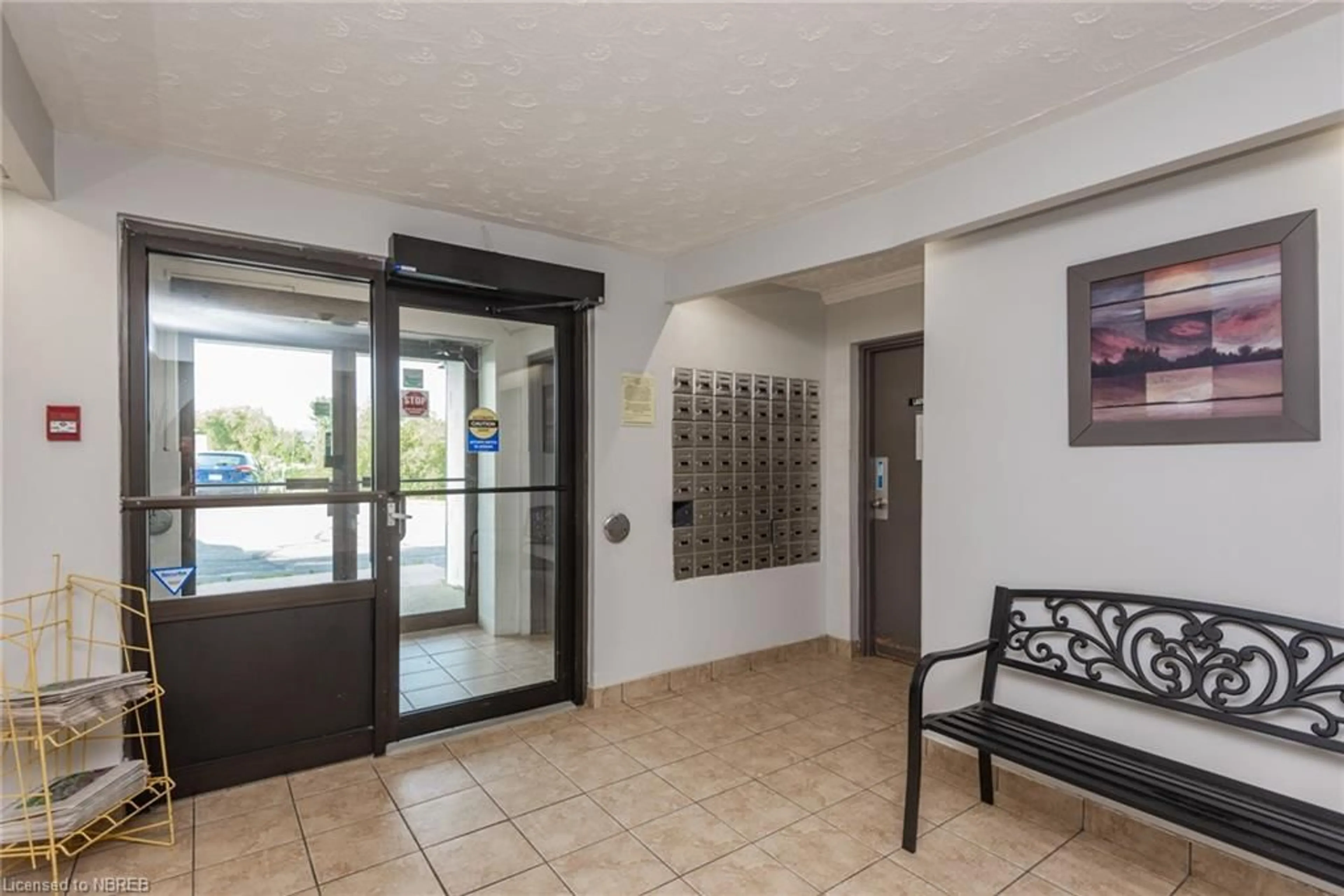 Indoor foyer for 330 Sixth Ave #505, North Bay Ontario P1B 9G1