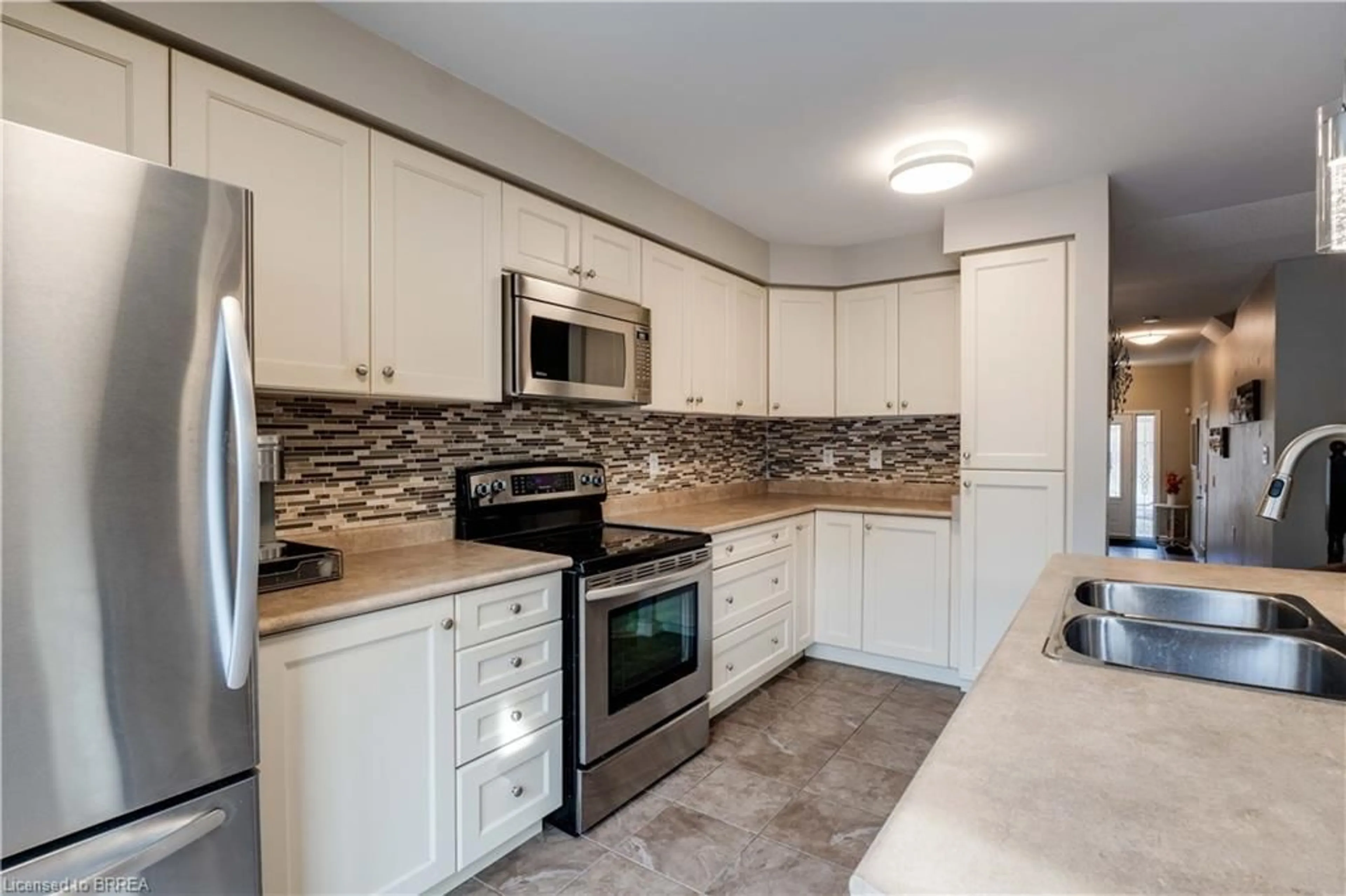 Open concept kitchen for 4269 Murvel Ave, Burlington Ontario L7M 0M9