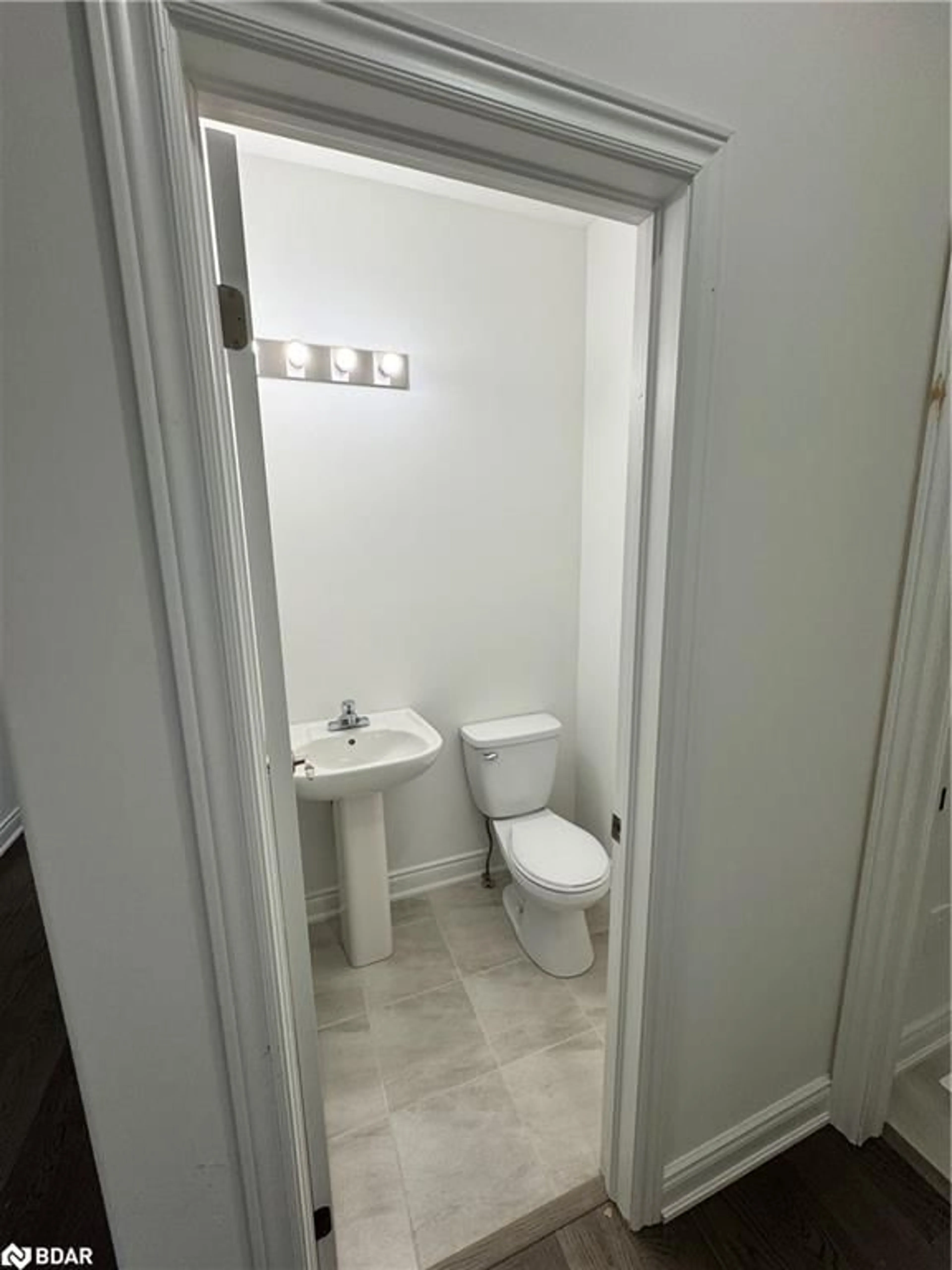 Standard bathroom, not visible floor for 2974 Monarch Dr, Orillia Ontario L3V 8M8