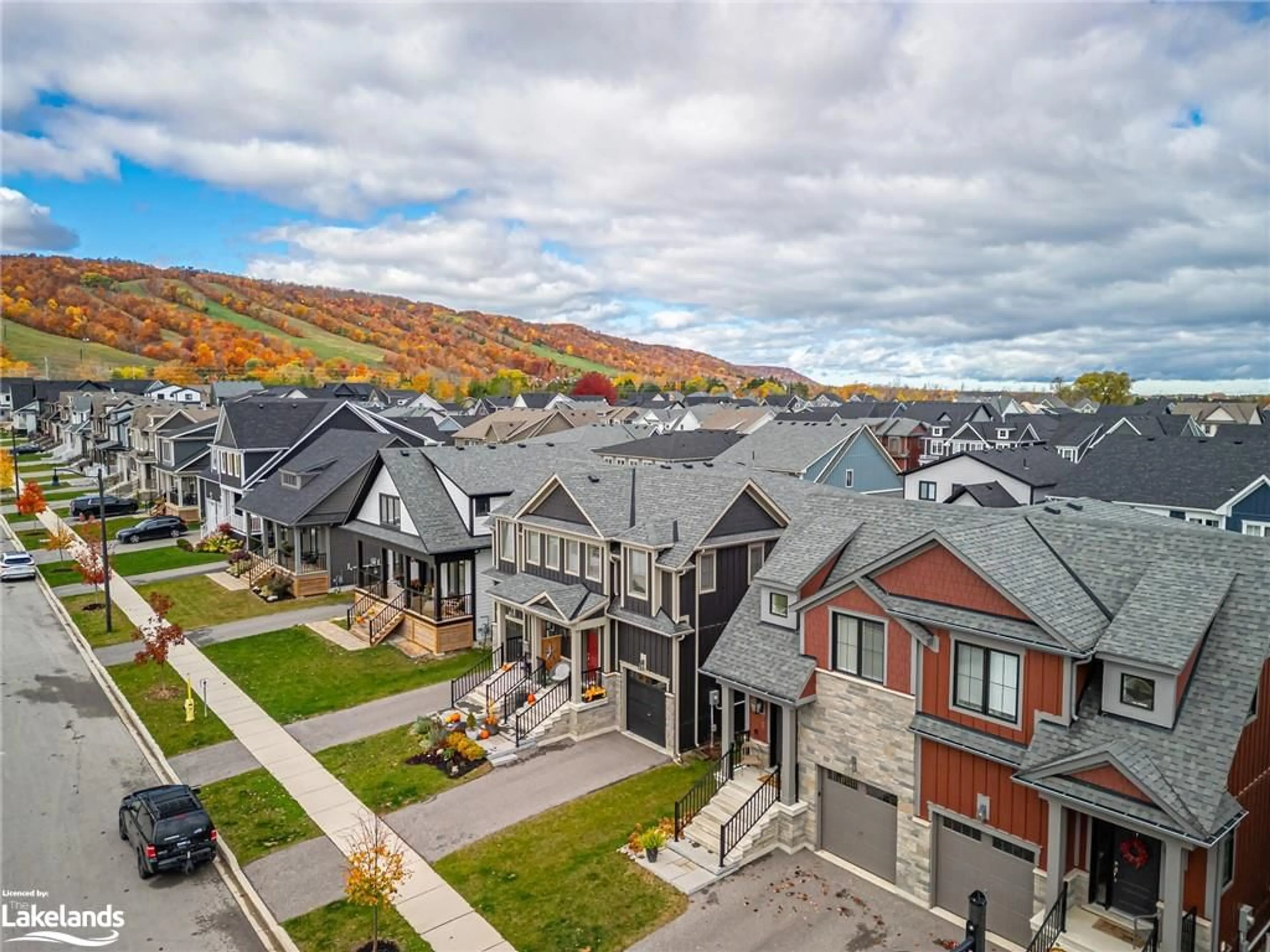 A pic from exterior of the house or condo, mountain for 120 Sycamore St, The Blue Mountains Ontario L9Y 0R4