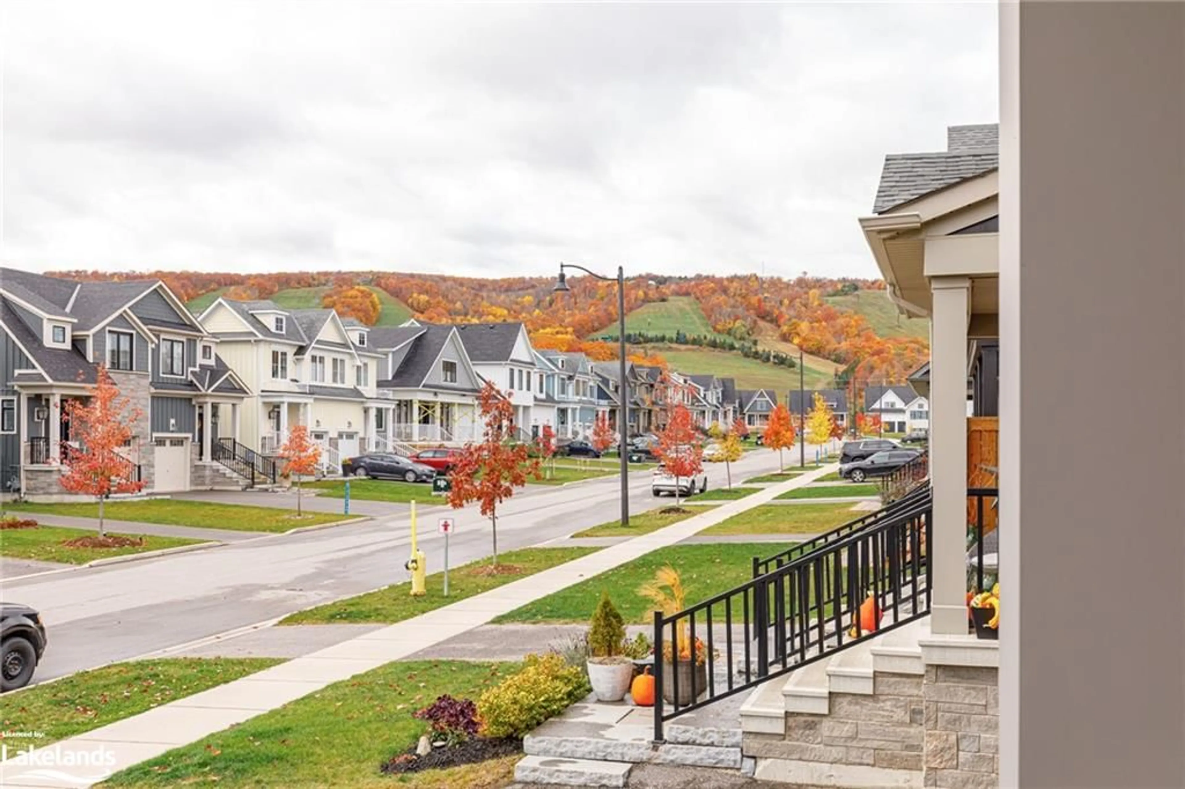 A pic from exterior of the house or condo, the street view for 120 Sycamore St, The Blue Mountains Ontario L9Y 0R4