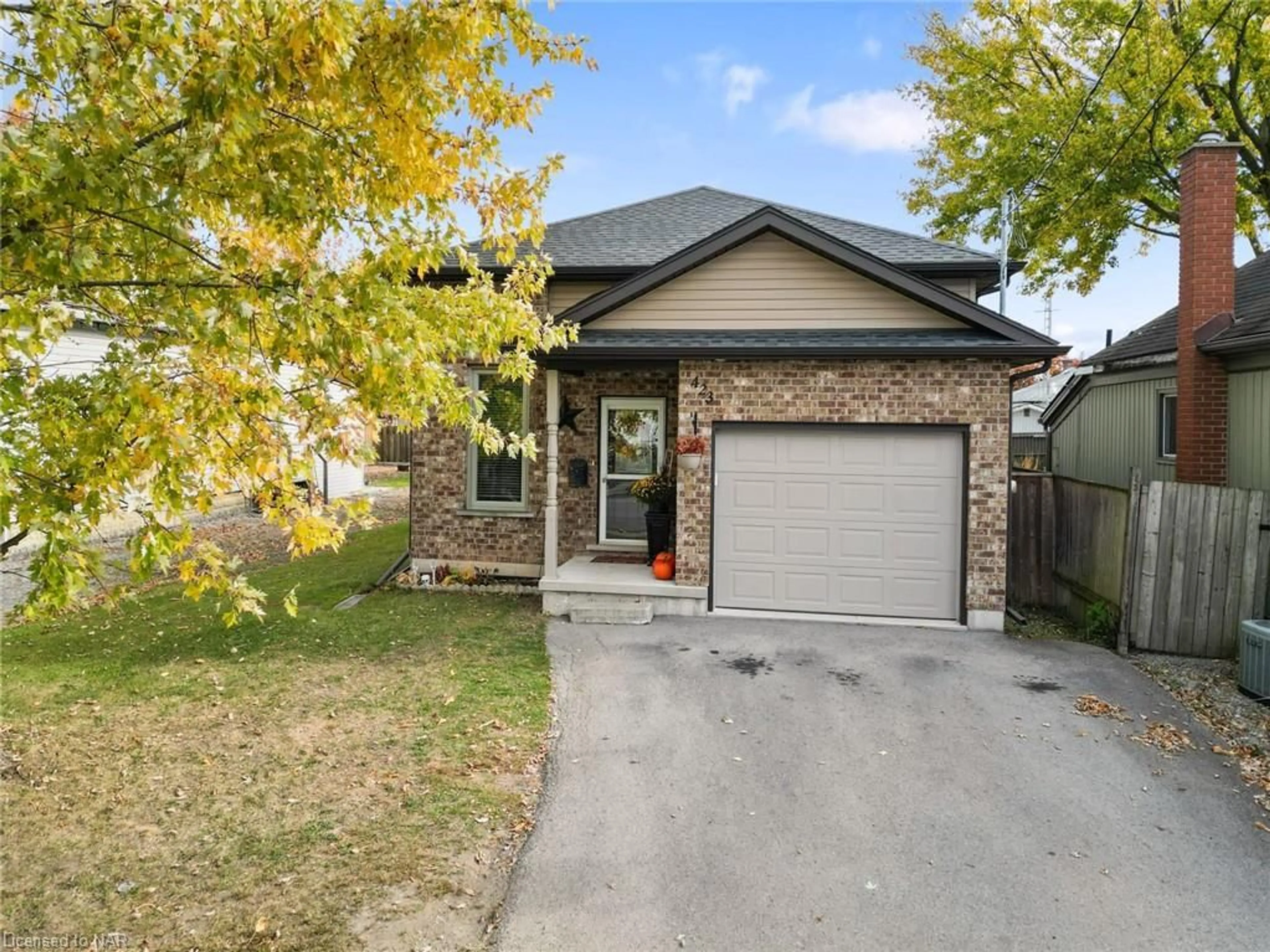 Frontside or backside of a home, cottage for 423 Deere Street St, Welland Ontario L3B 2M1