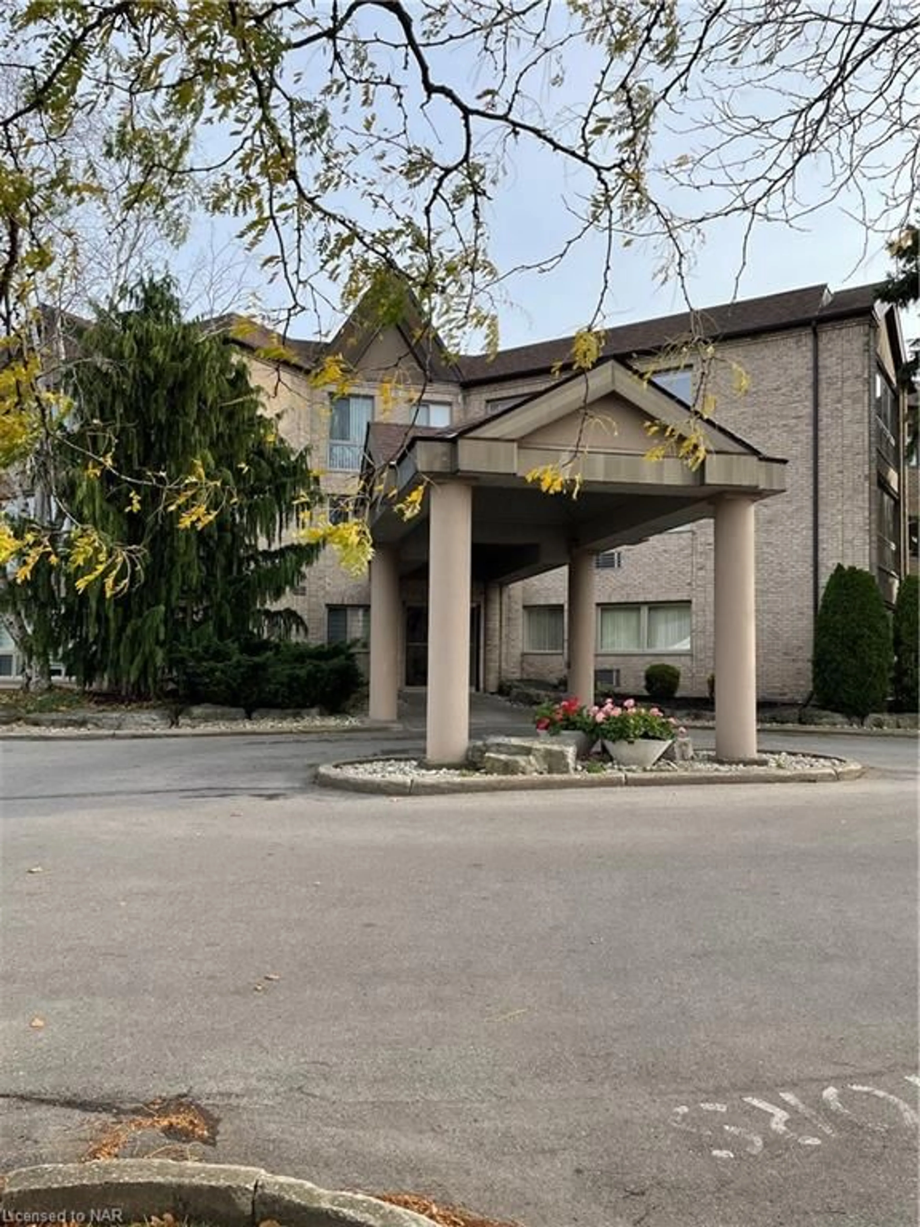 A pic from exterior of the house or condo, the front or back of building for 3364 Montrose Rd #201, Niagara Falls Ontario L2E 6S4