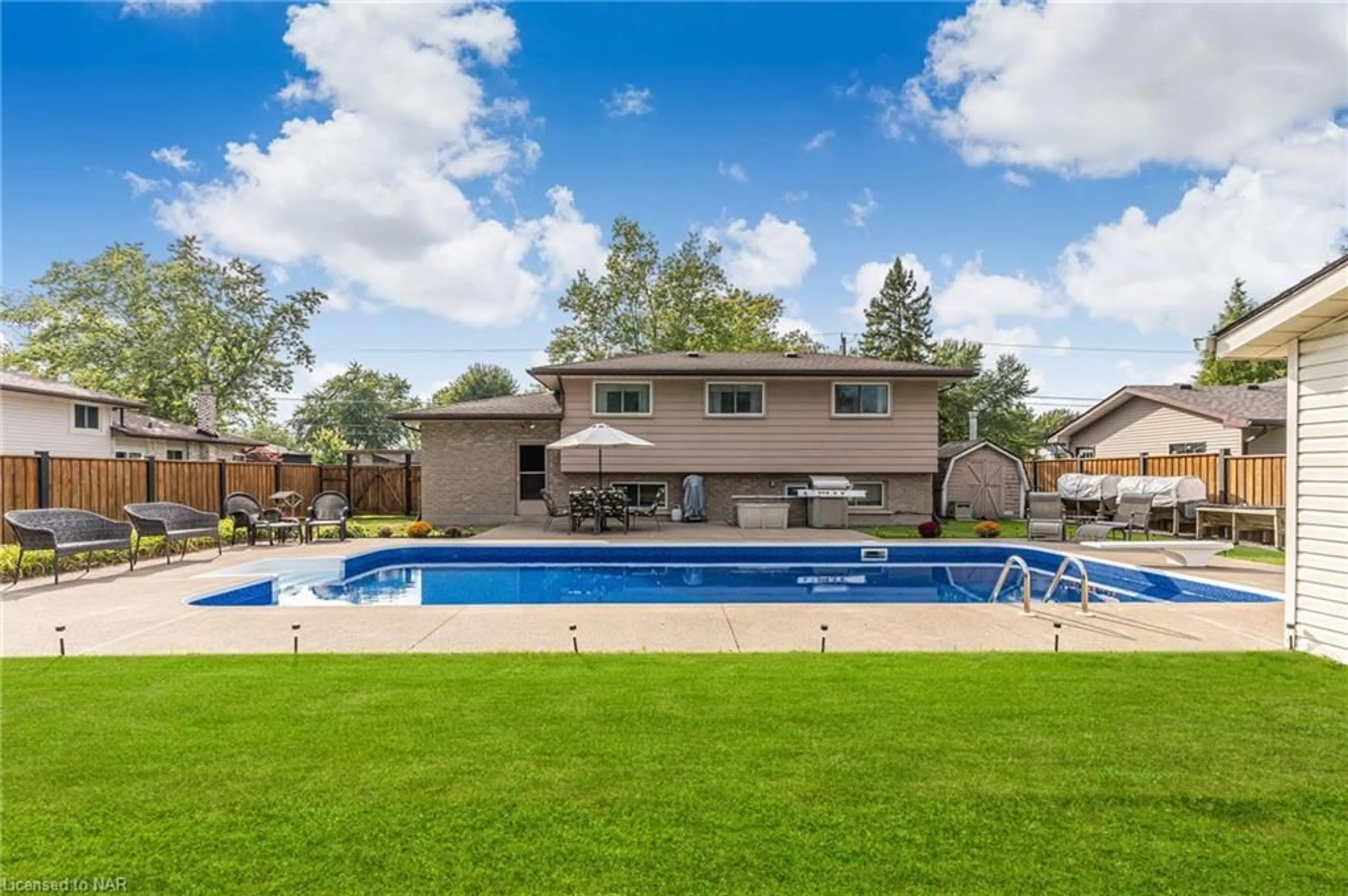 Indoor or outdoor pool for 796 Grandview Rd, Fort Erie Ontario L2A 4V7