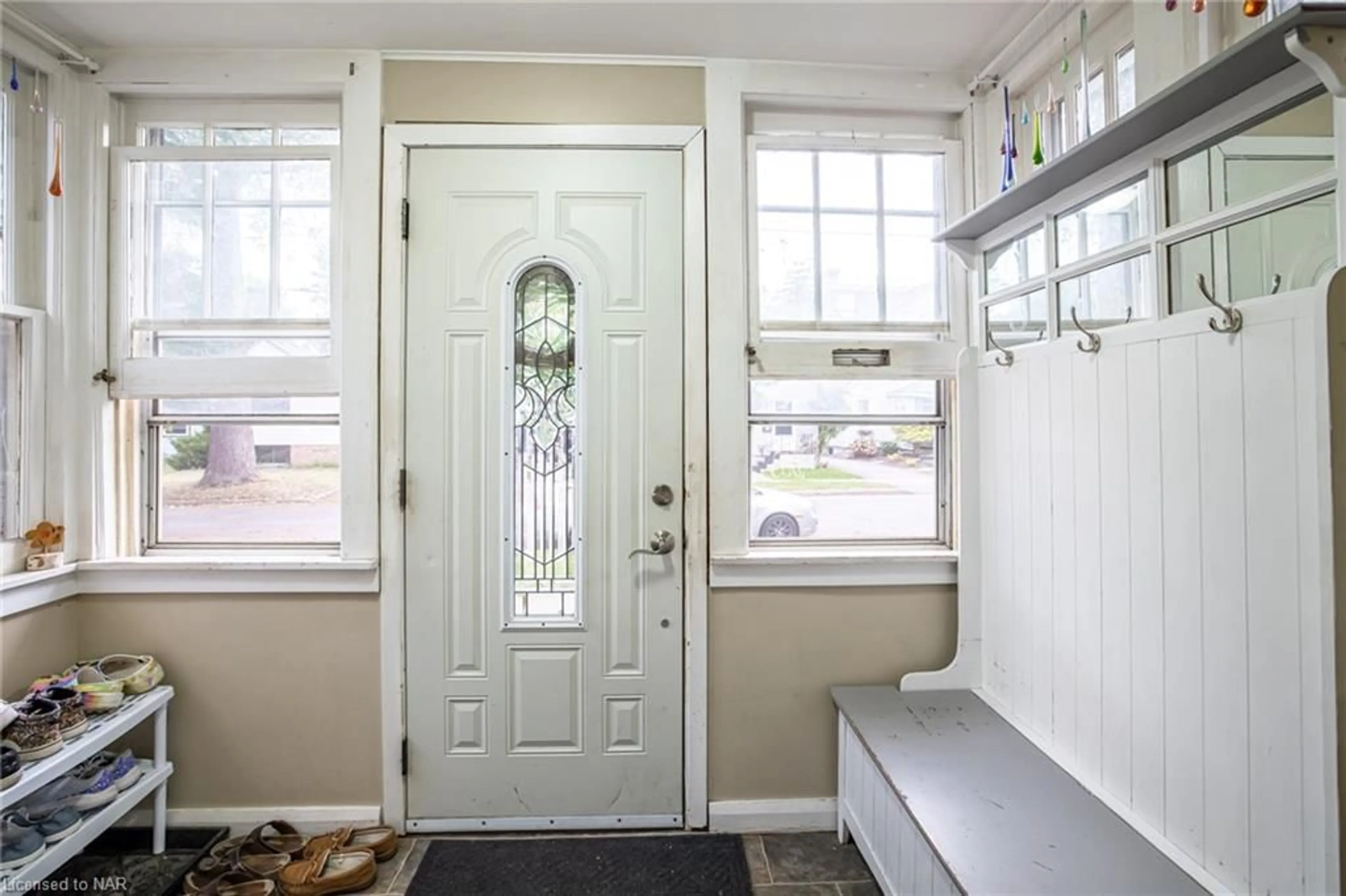 Indoor entryway, wood floors for 132 Dufferin St, St. Catharines Ontario L2R 2A1