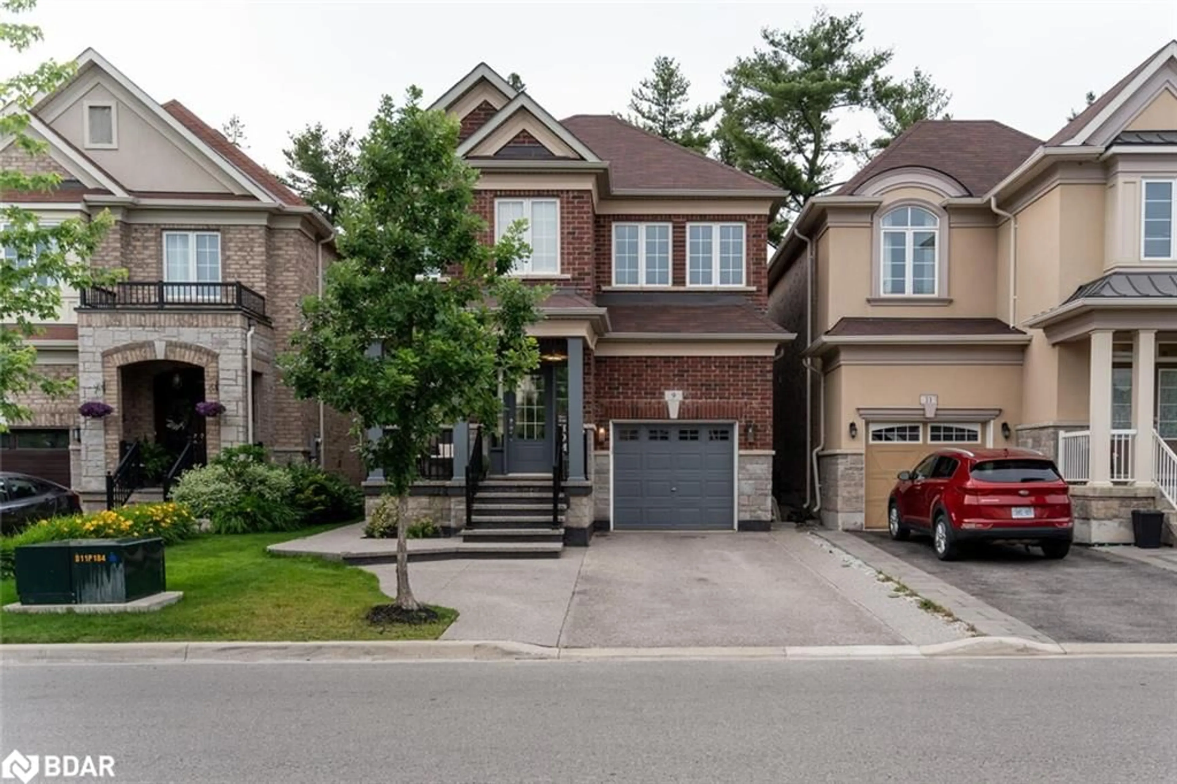 Frontside or backside of a home, the street view for 9 Upper Canada Crt, Halton Hills Ontario L7G 0K9