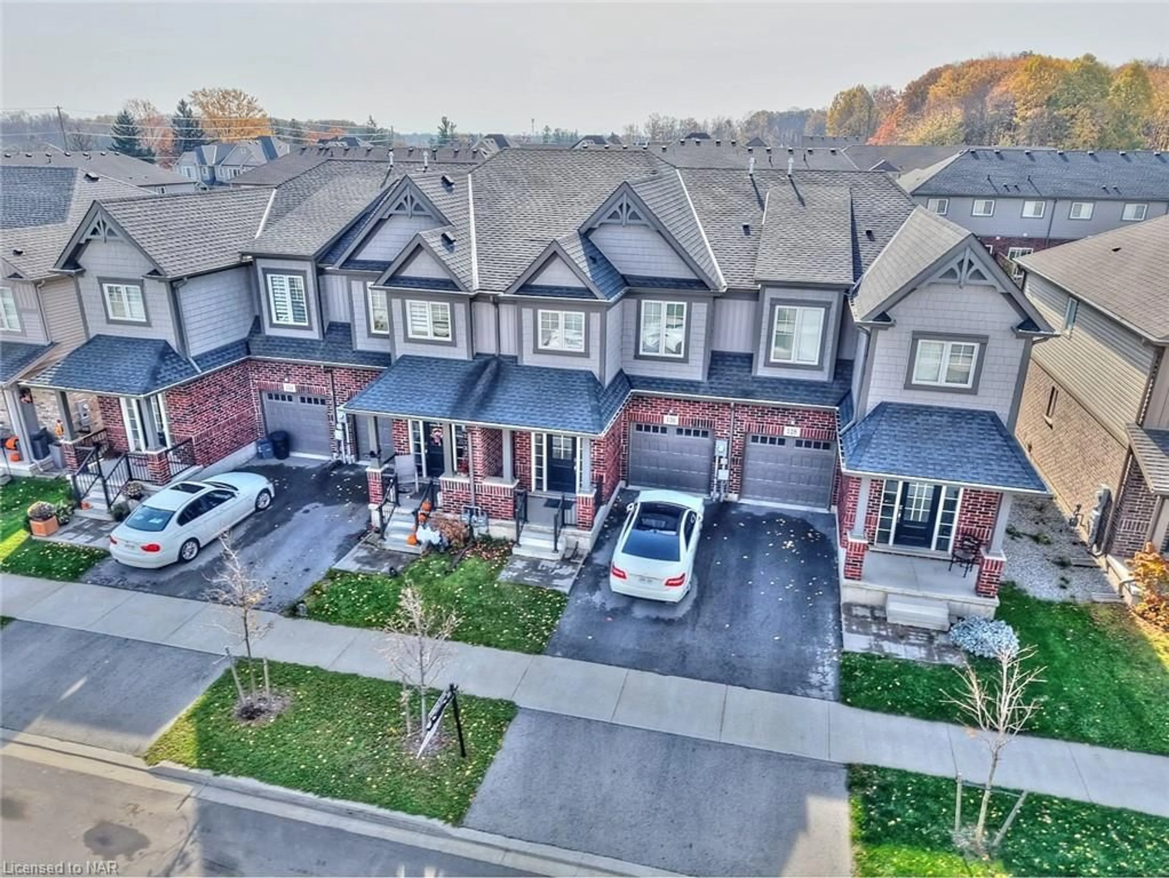 A pic from exterior of the house or condo, the street view for 130 Acacia Rd, Fonthill Ontario L0S 1E6