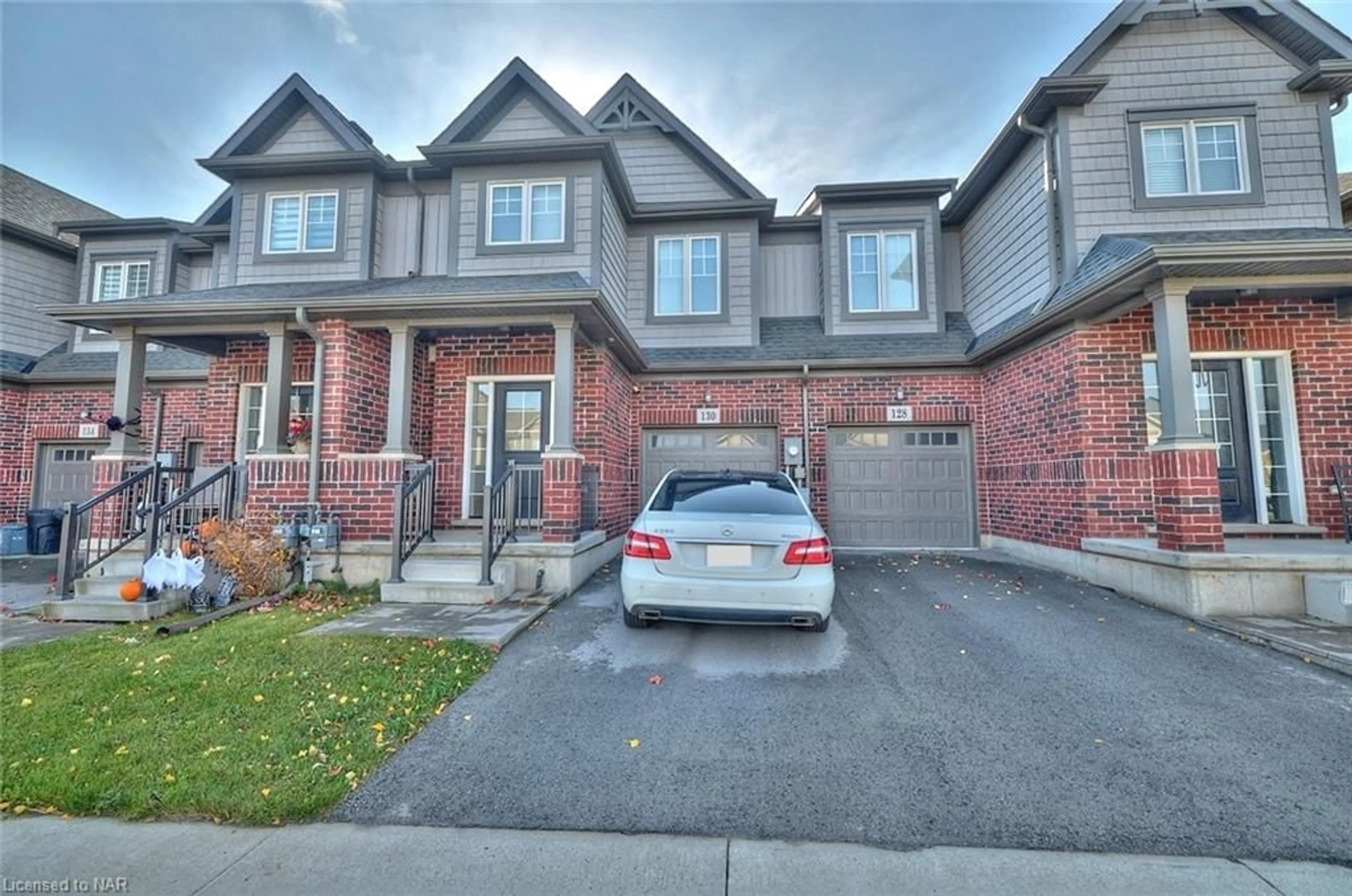 A pic from exterior of the house or condo, the street view for 130 Acacia Rd, Fonthill Ontario L0S 1E6