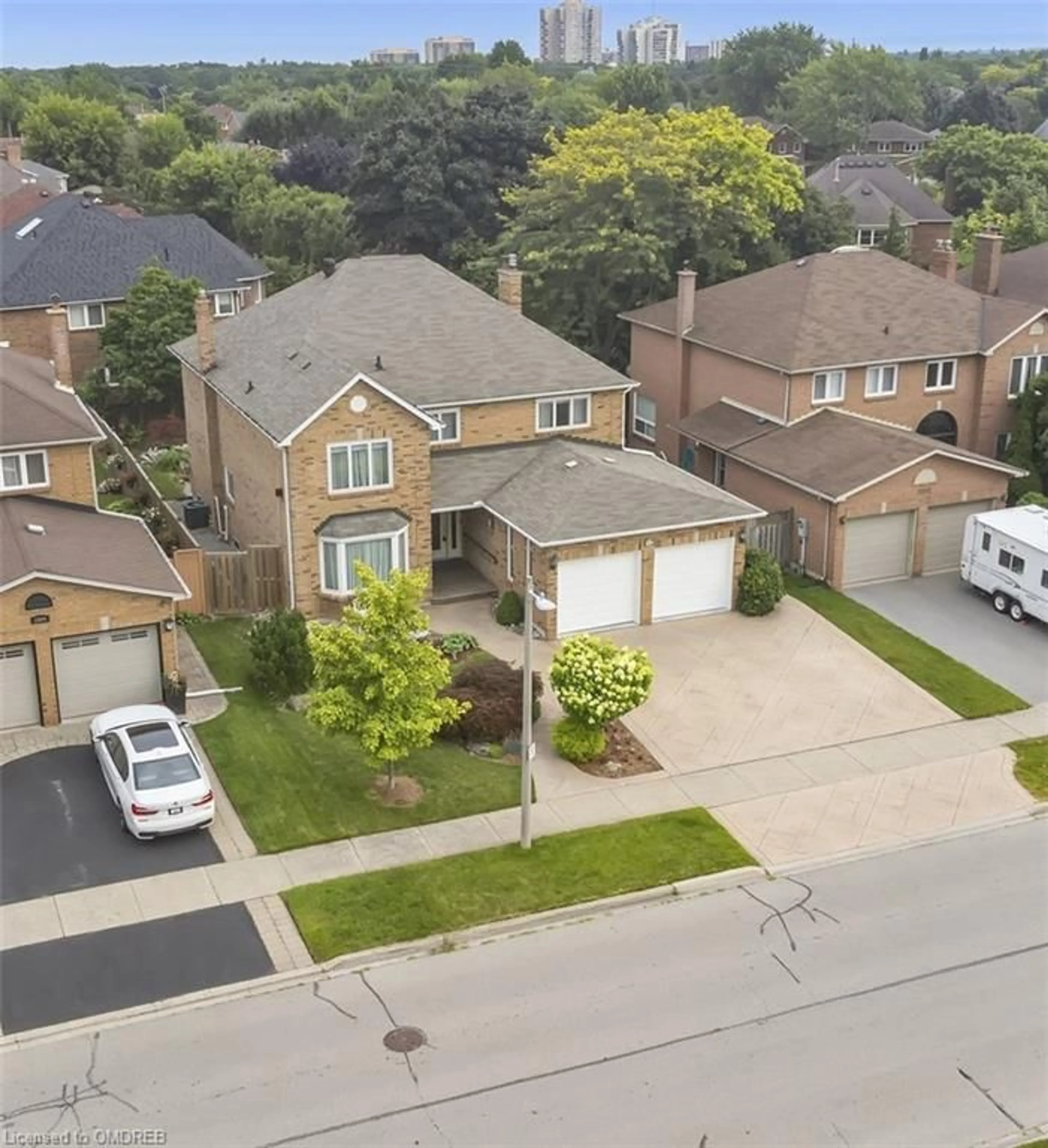 Frontside or backside of a home, the street view for 2008 Grenville Dr, Oakville Ontario L6H 3Z3