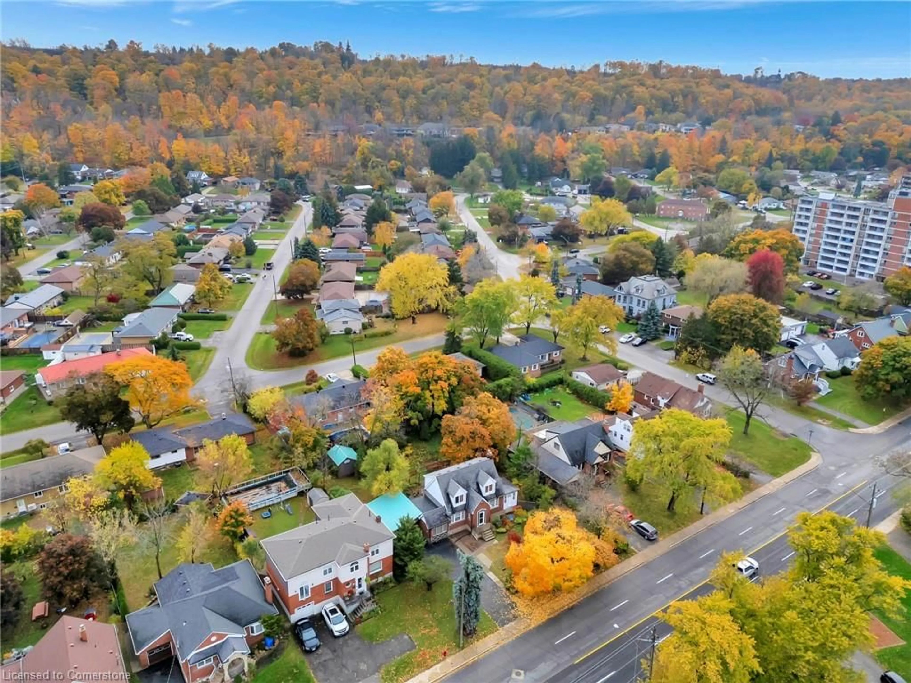 A pic from exterior of the house or condo, the street view for 121 King St, Stoney Creek Ontario L8G 1L2