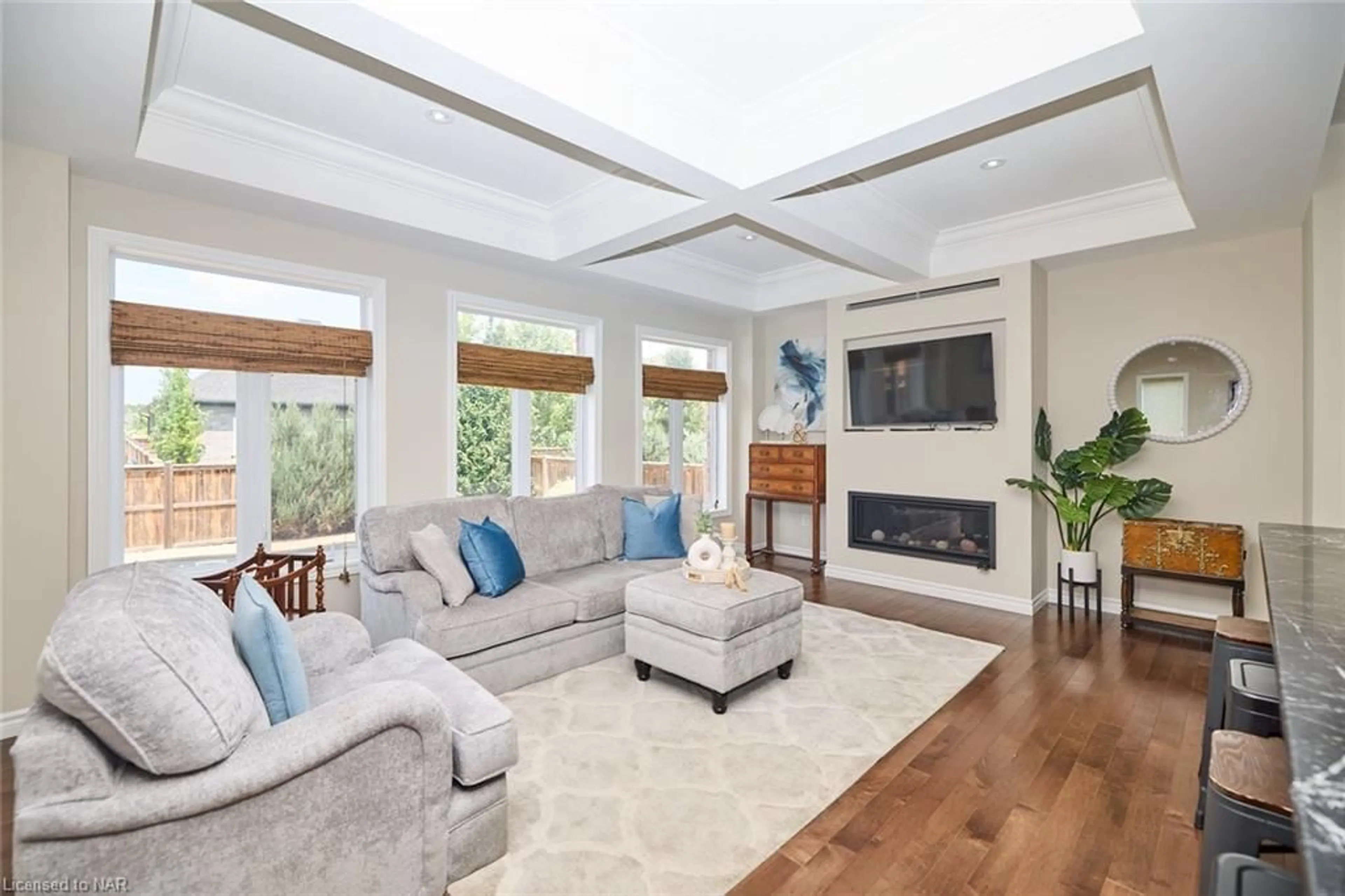 Living room, wood floors for 5 Abbott Pl, Fonthill Ontario L0S 1E5