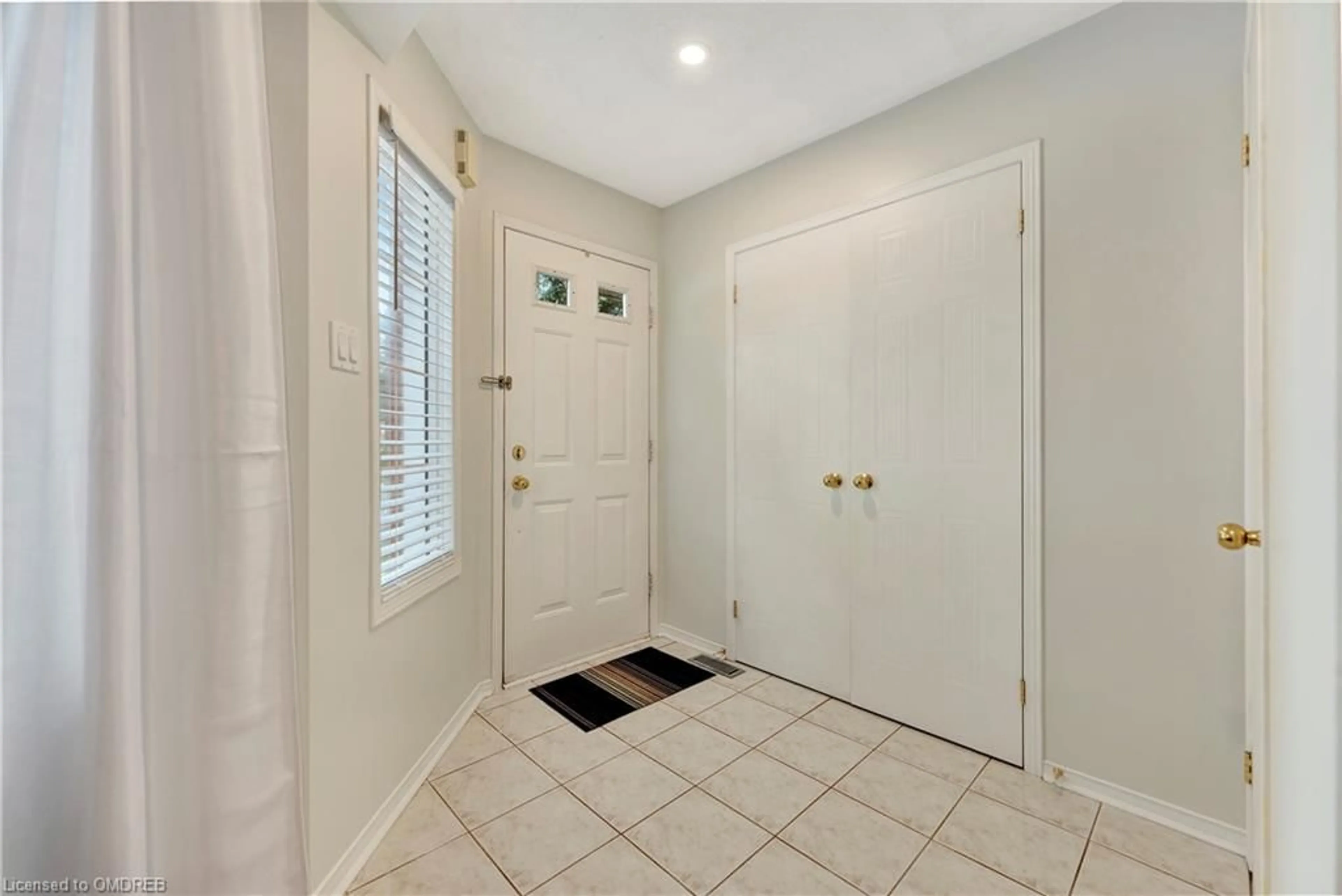 Indoor entryway, unknown floor for 44 Glenashton Dr, Oakville Ontario L6H 6G2