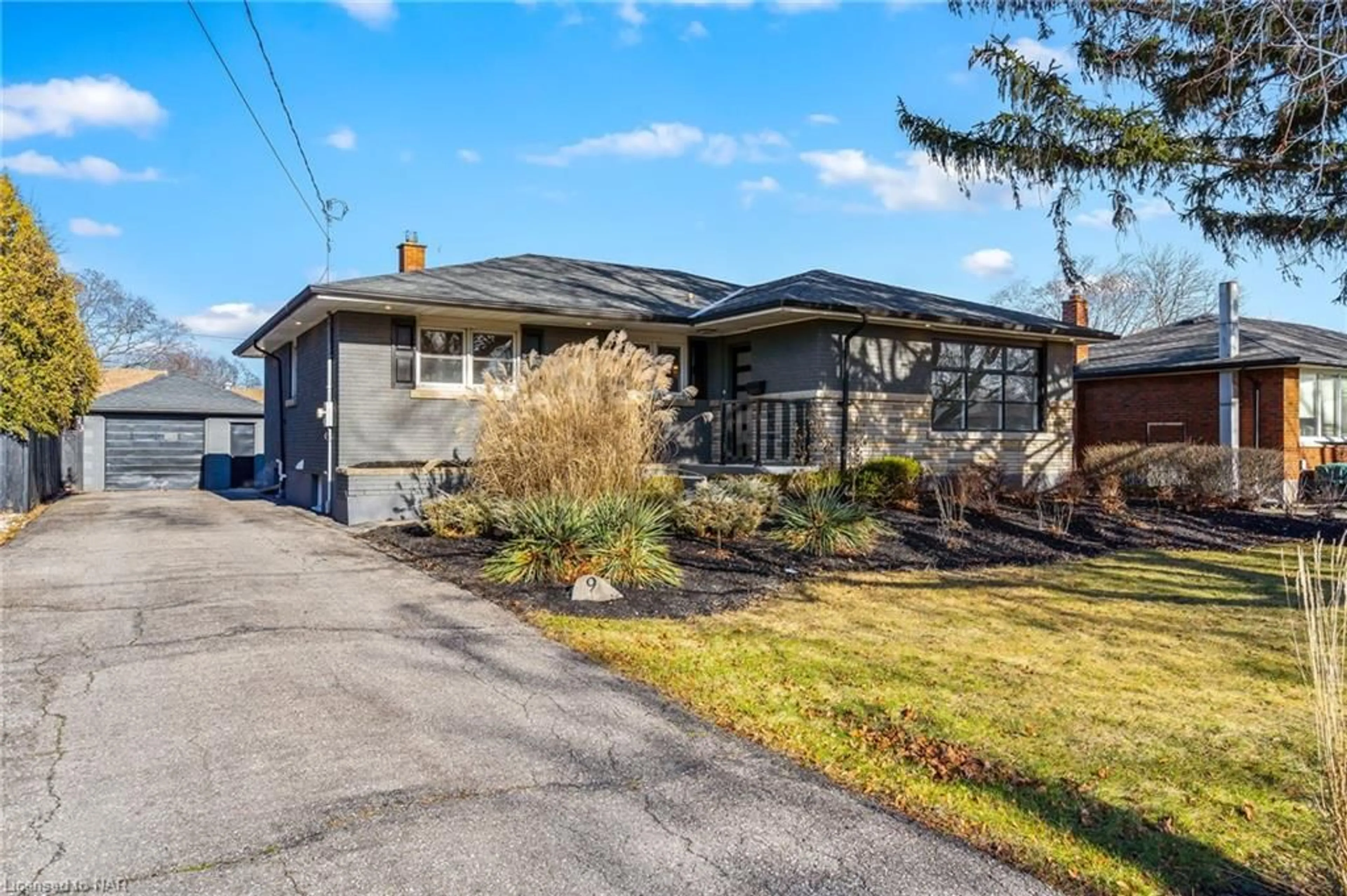 Frontside or backside of a home, cottage for 9 Regina Ave, St. Catharines Ontario L2M 3G5